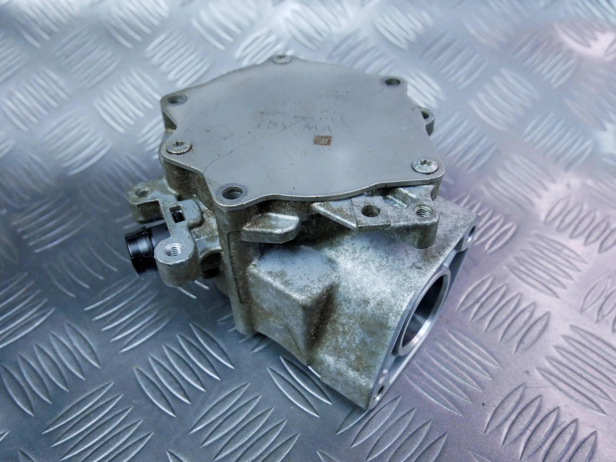 Pompa podciśnienia vacum 06L145100B AUDI TT 8S 2.0 TFSI