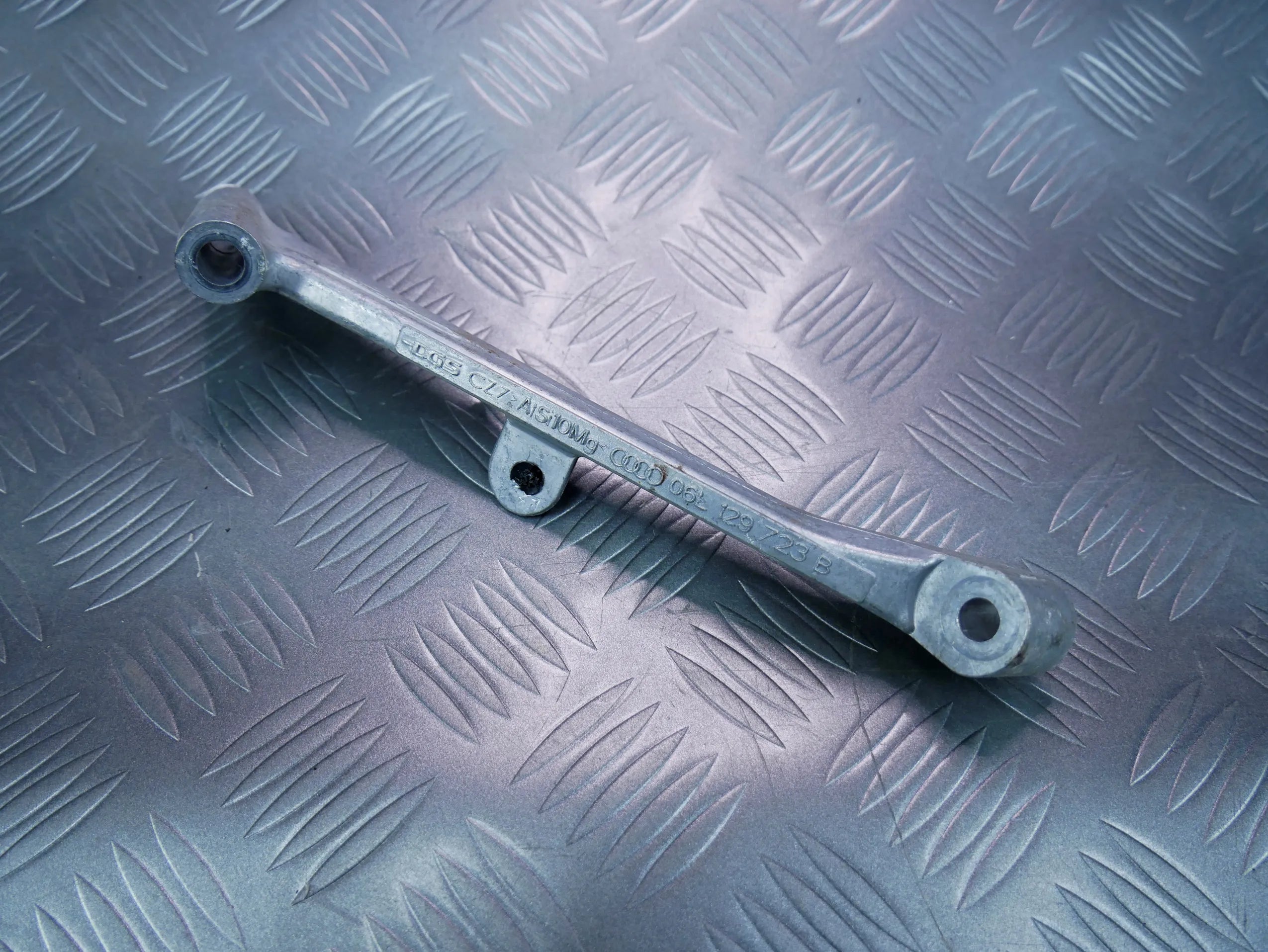 Łapa mocowanie wspornik kolektora 06L129723B AUDI TT 8S 2.0 TFSI