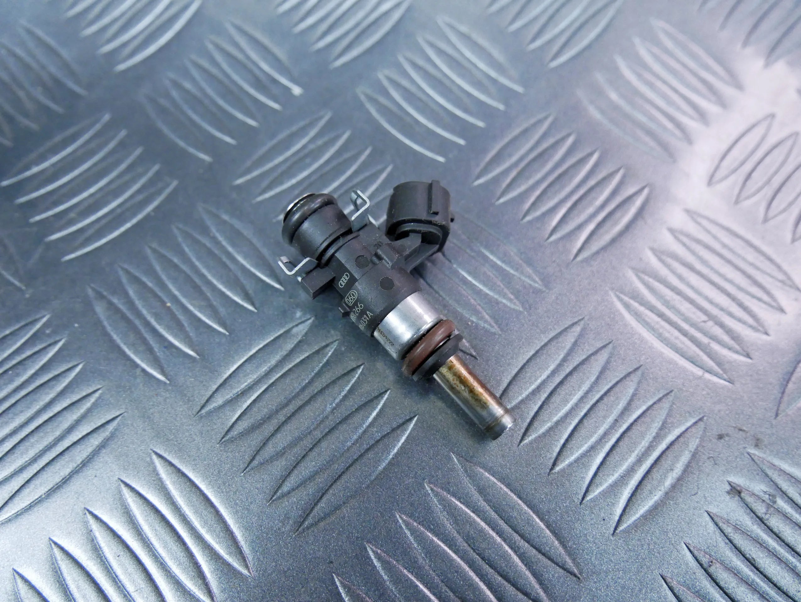Wtryskiwacz 06L906031A AUDI TT 8S 2.0 TFSI