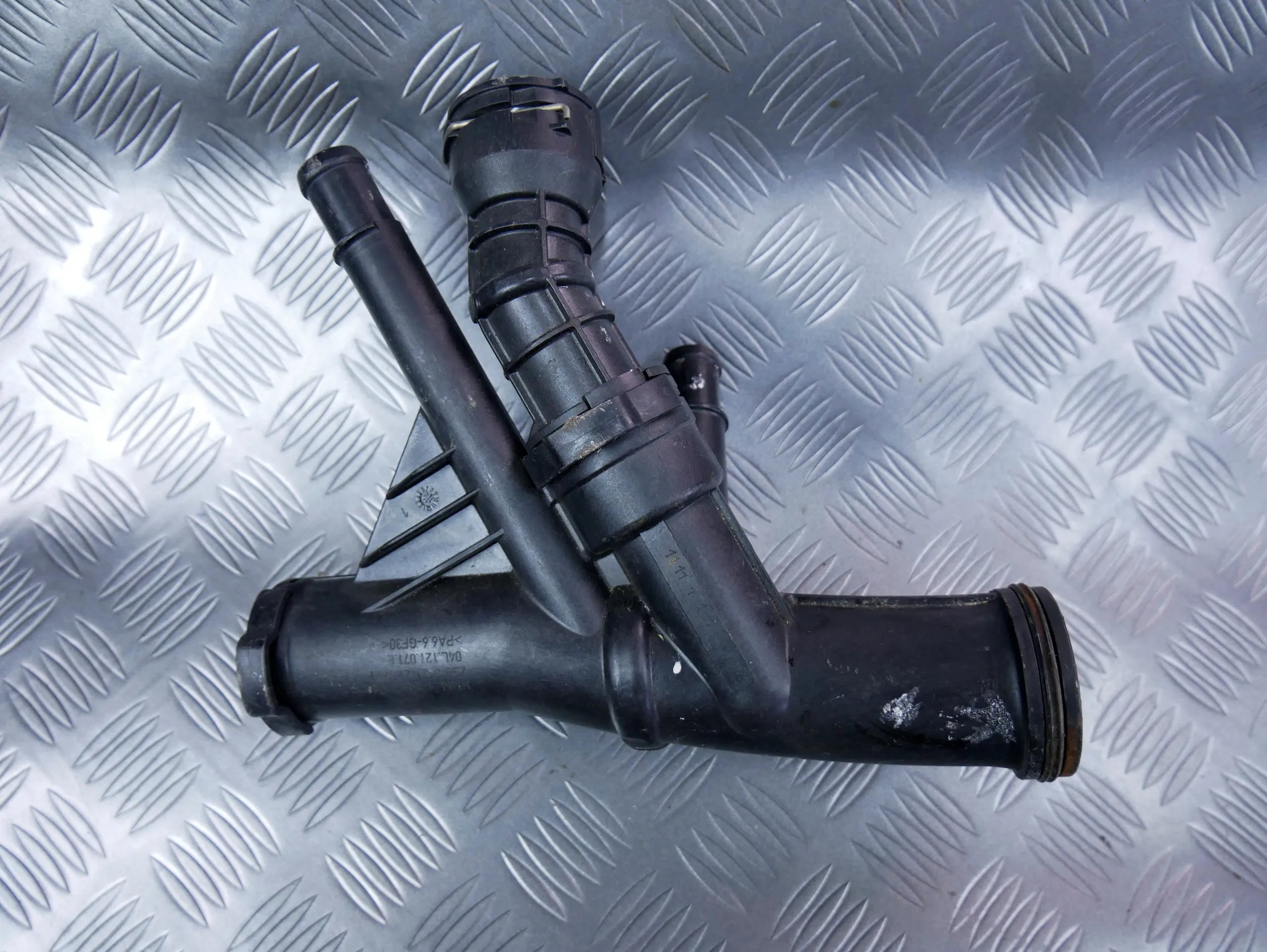 Obudowa termostatu 04L121026F AUDI TT 8S 2.0 TDI