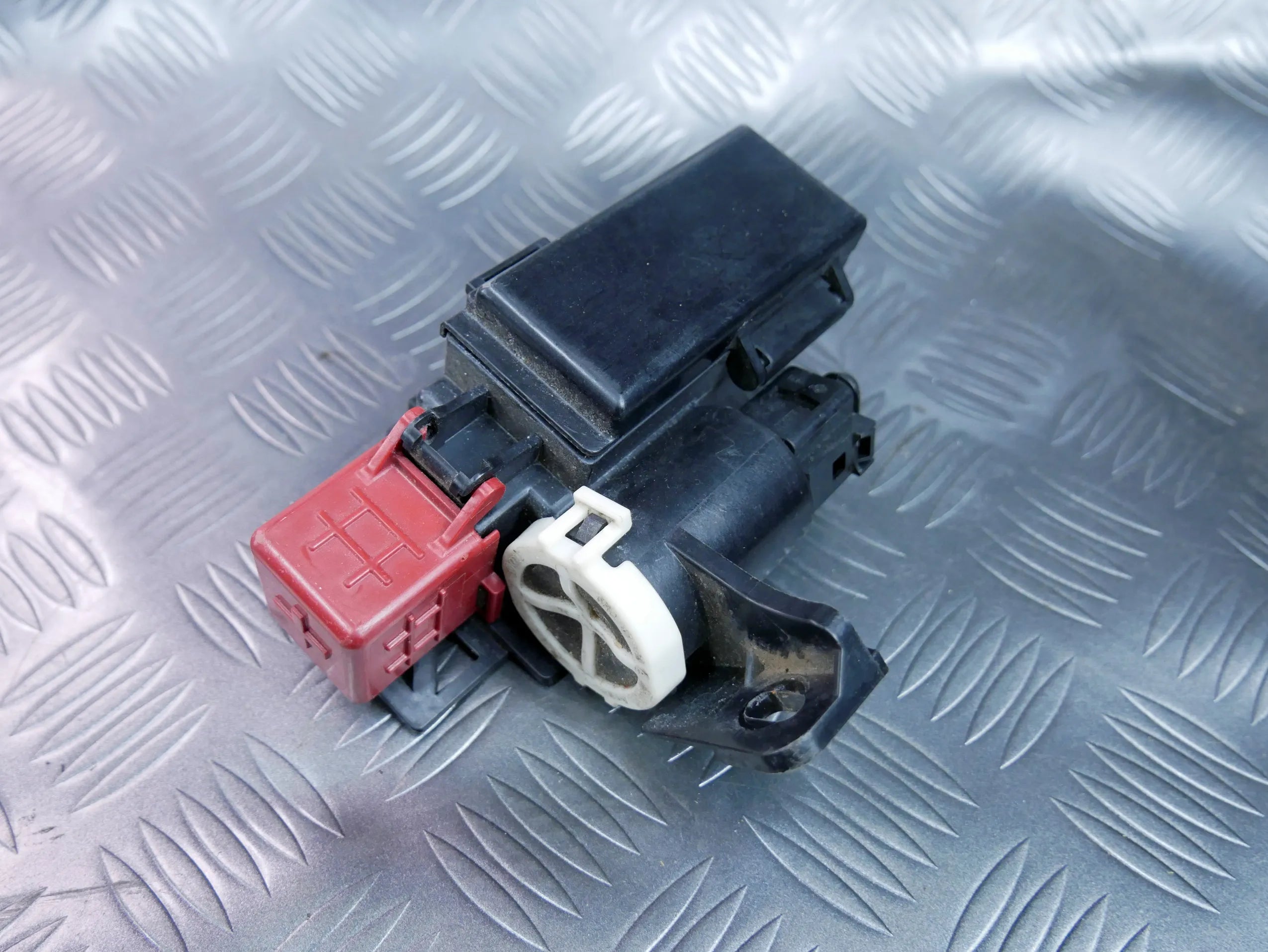 Rozdzielacz prądu 8S0937517 AUDI TT 8S