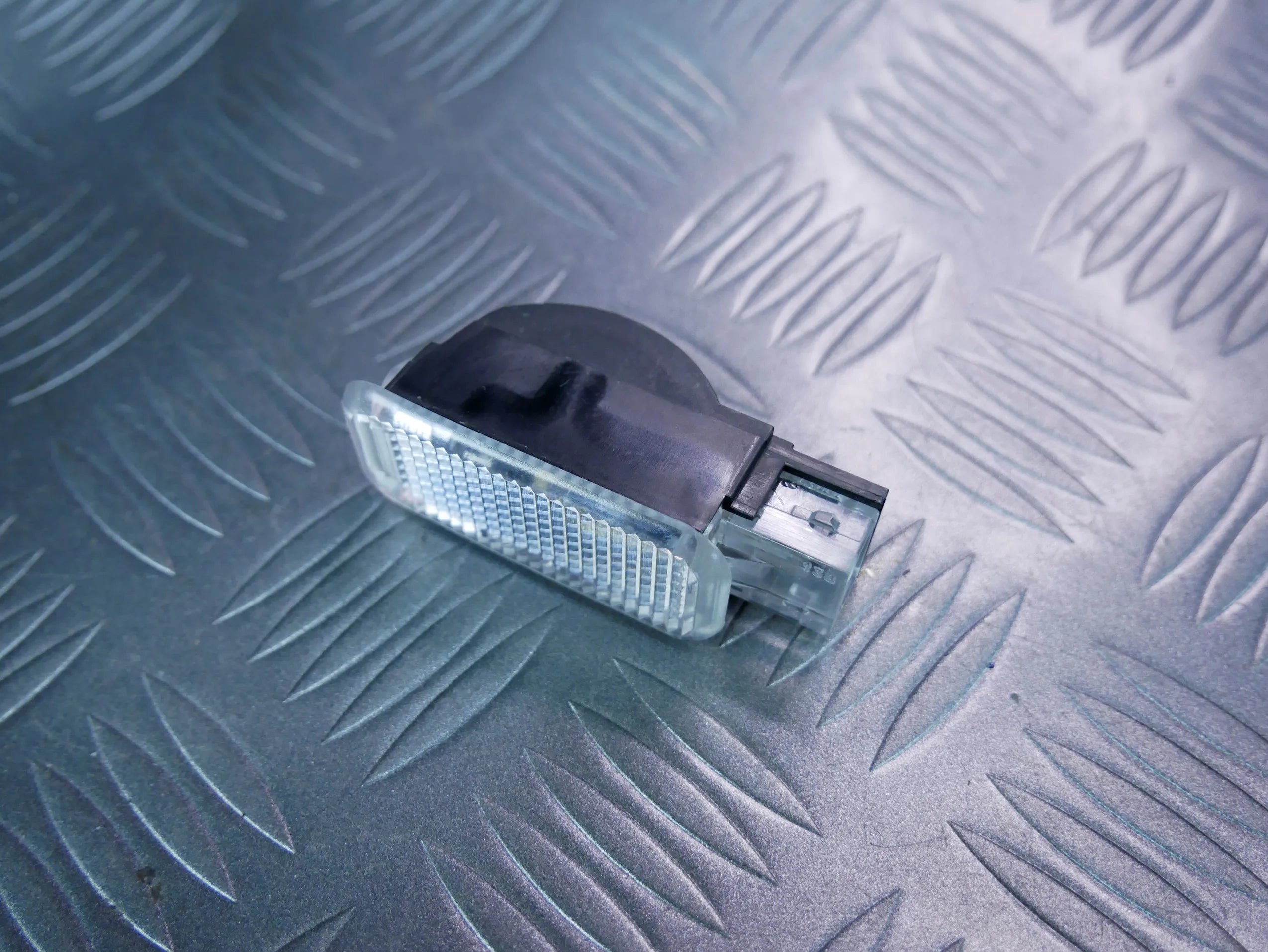 Lampka kabinowa wnętrza 4B0947415A AUDI TT 8S