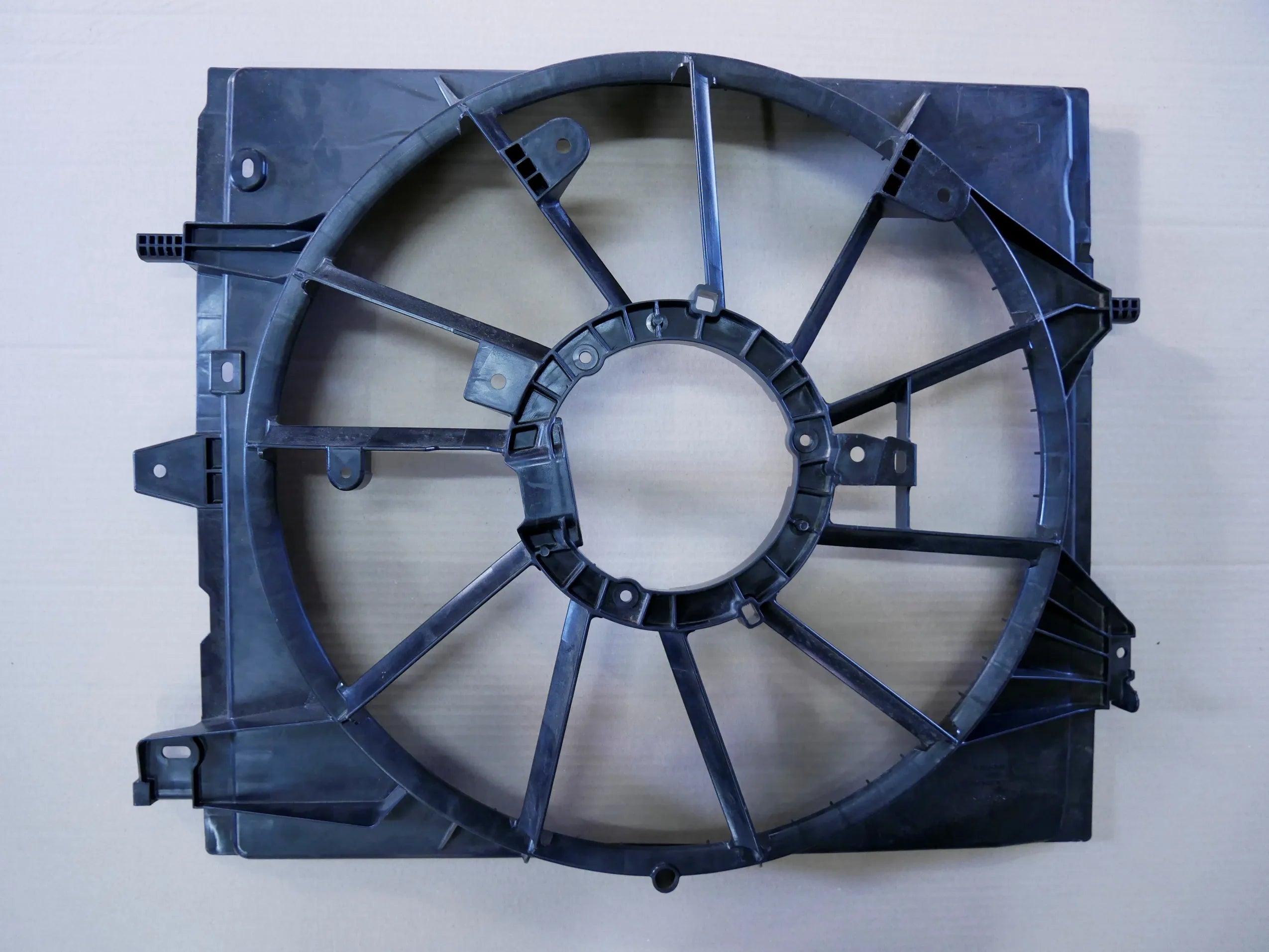 Obudowa wentylatora 3135104310 214750066R NISSAN QASHQAI Renault AUSTRAL
