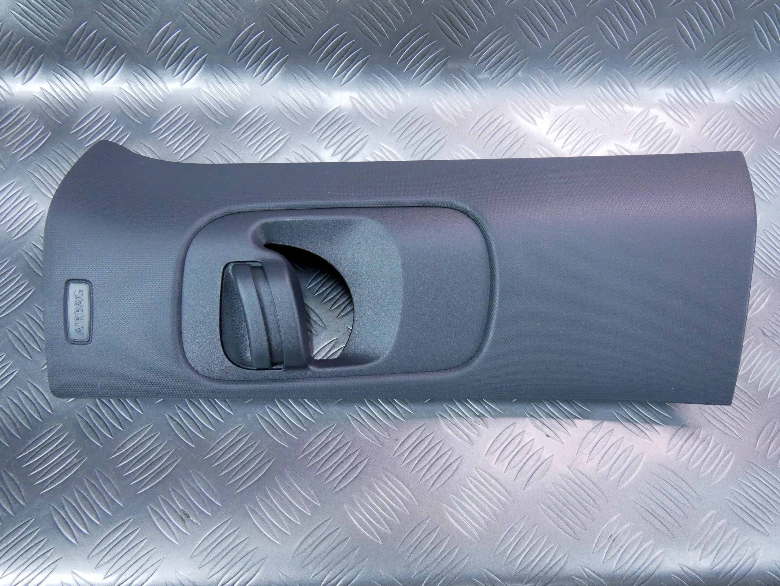 Osłona słupka B lewa czarna 1T5867243B VW ID BUZZ CARGO