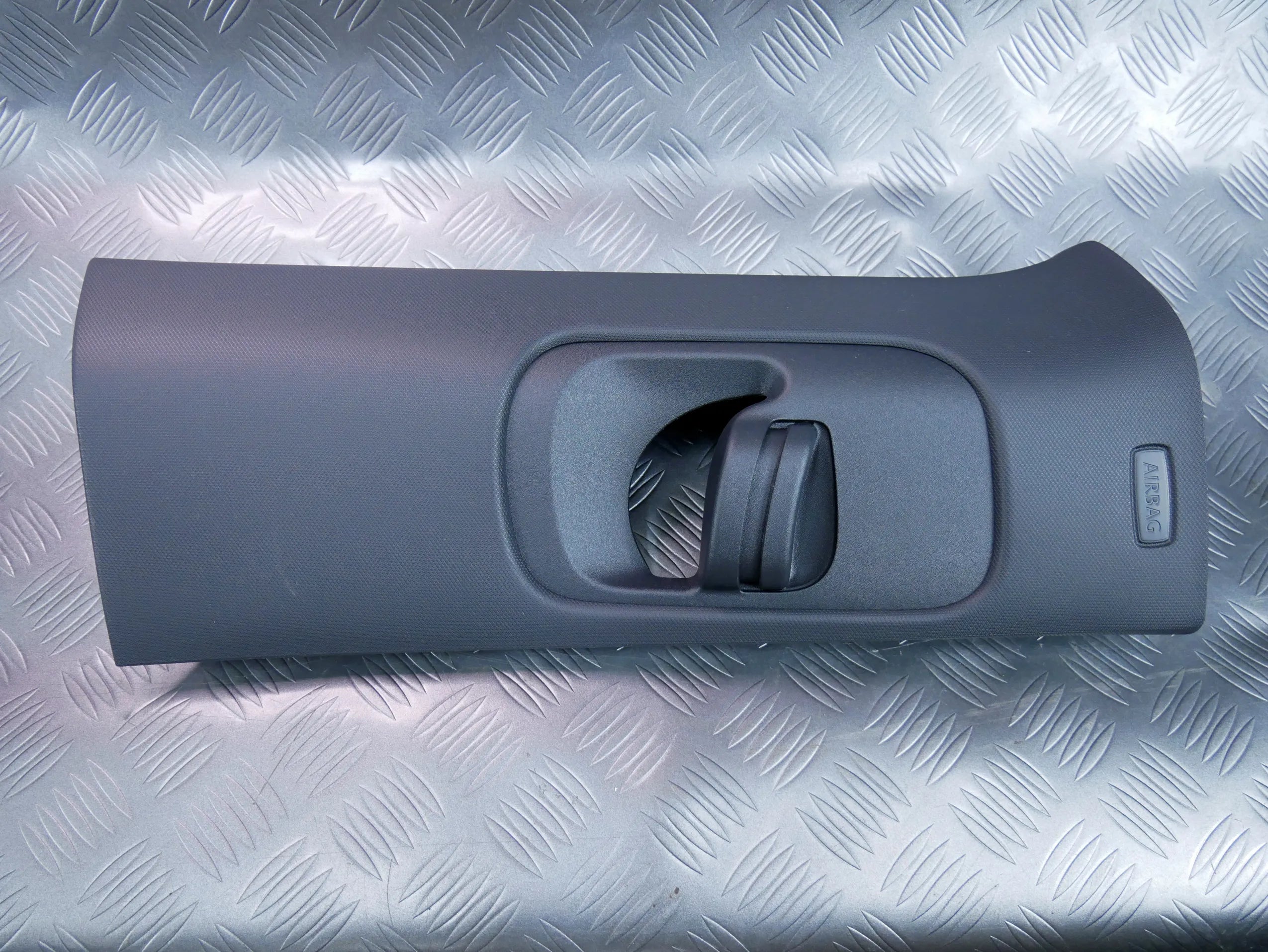 Osłona słupka B prawa czarna 1T5867244B VW ID BUZZ CARGO