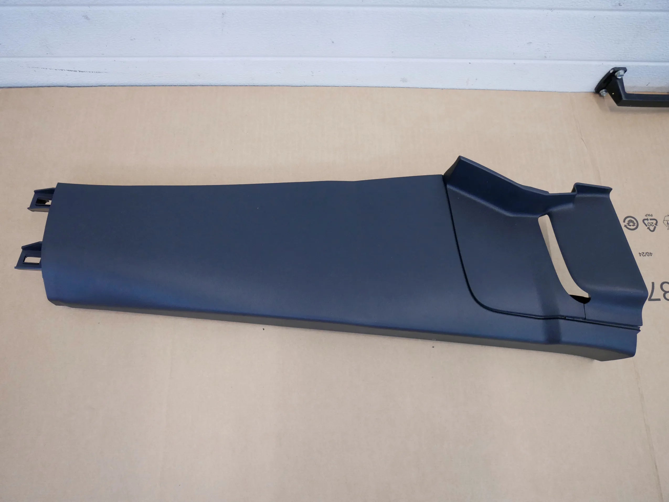 Osłona słupka środkowego lewa 1T5867291 VW ID BUZZ CARGO