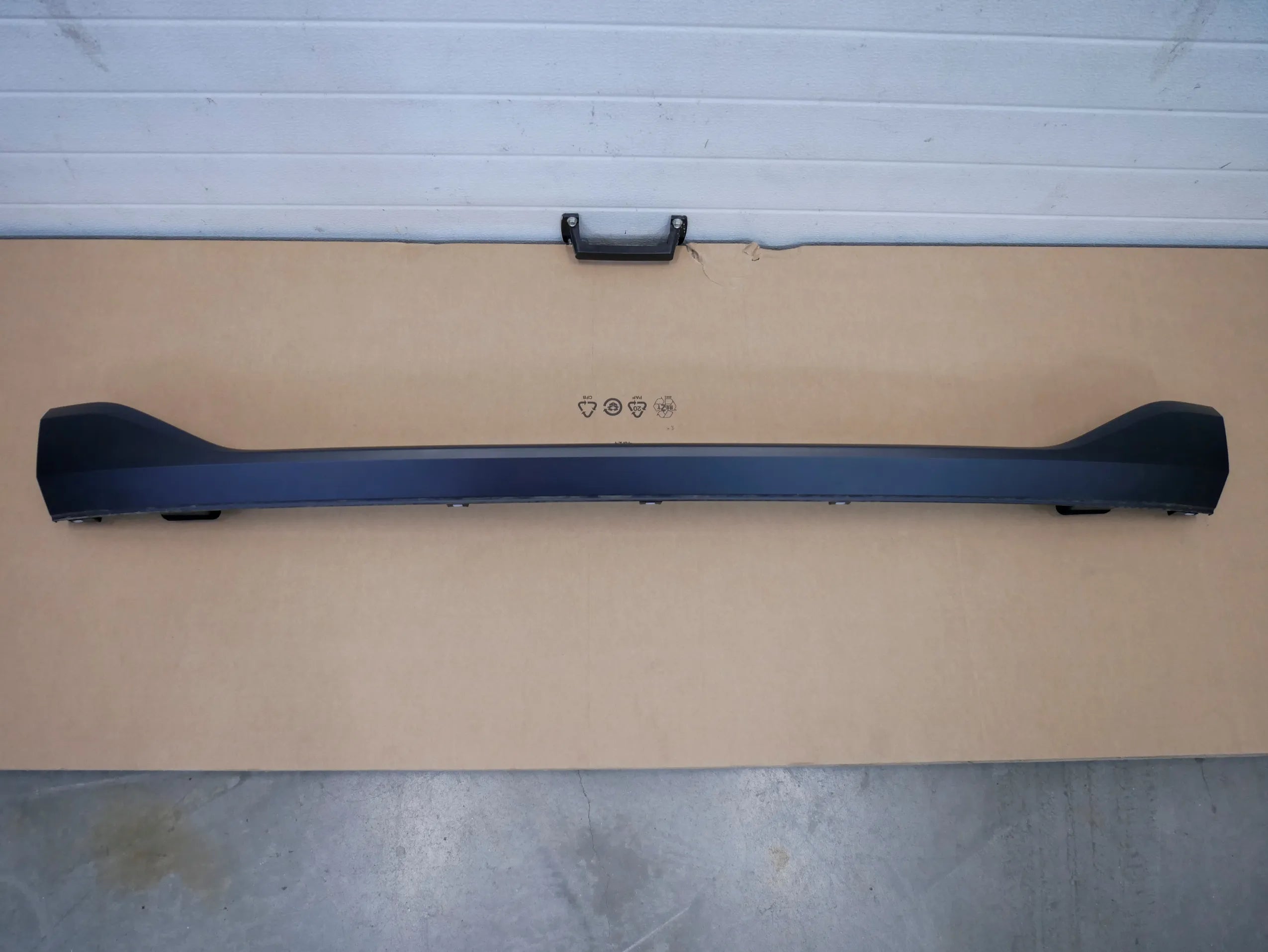 Listwa blenda tylnej klapy 1T5853927A VW ID BUZZ CARGO