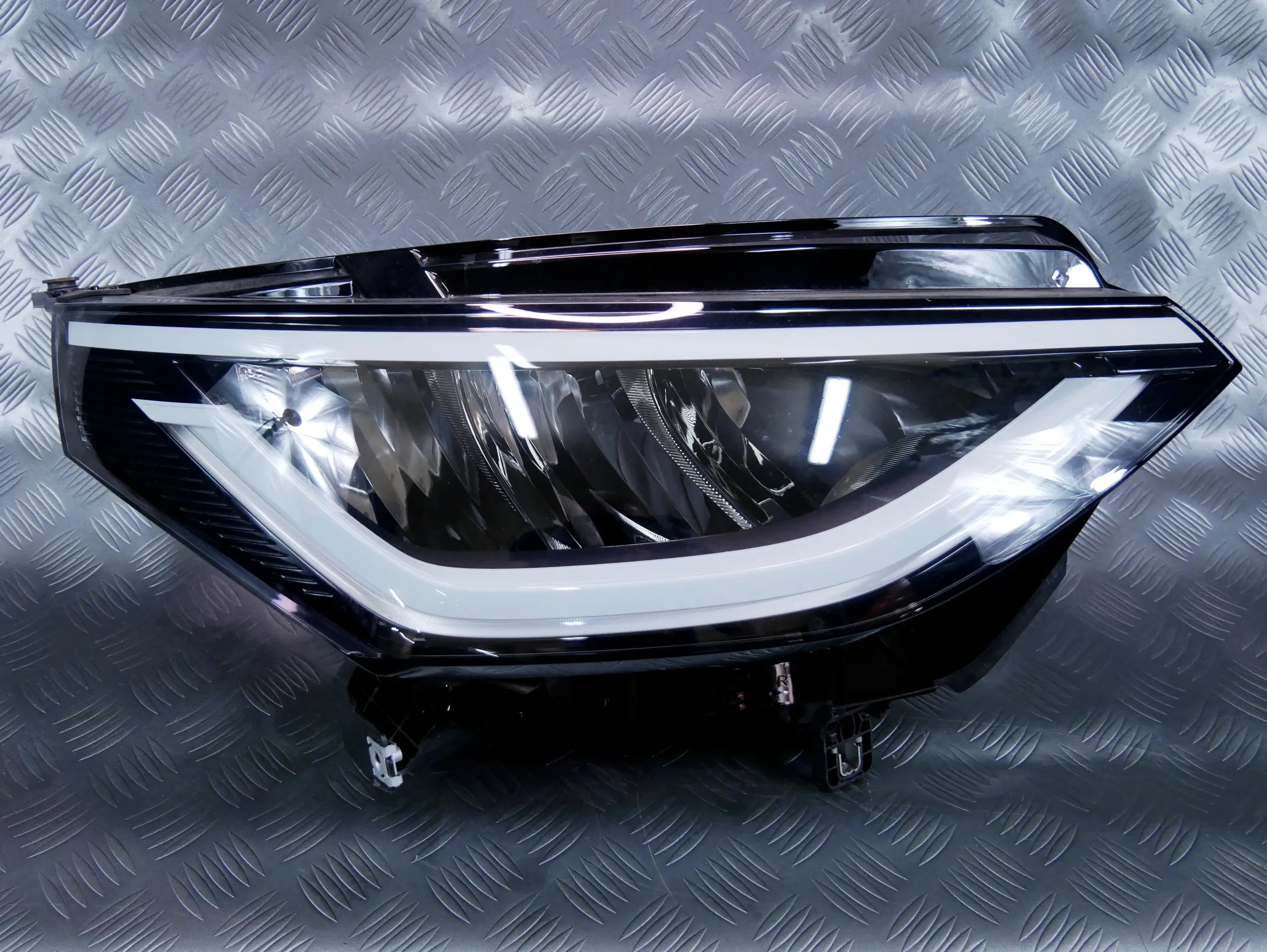 Lampa przód przednia prawa FULL LED 1T3941006A VW ID BUZZ CARGO