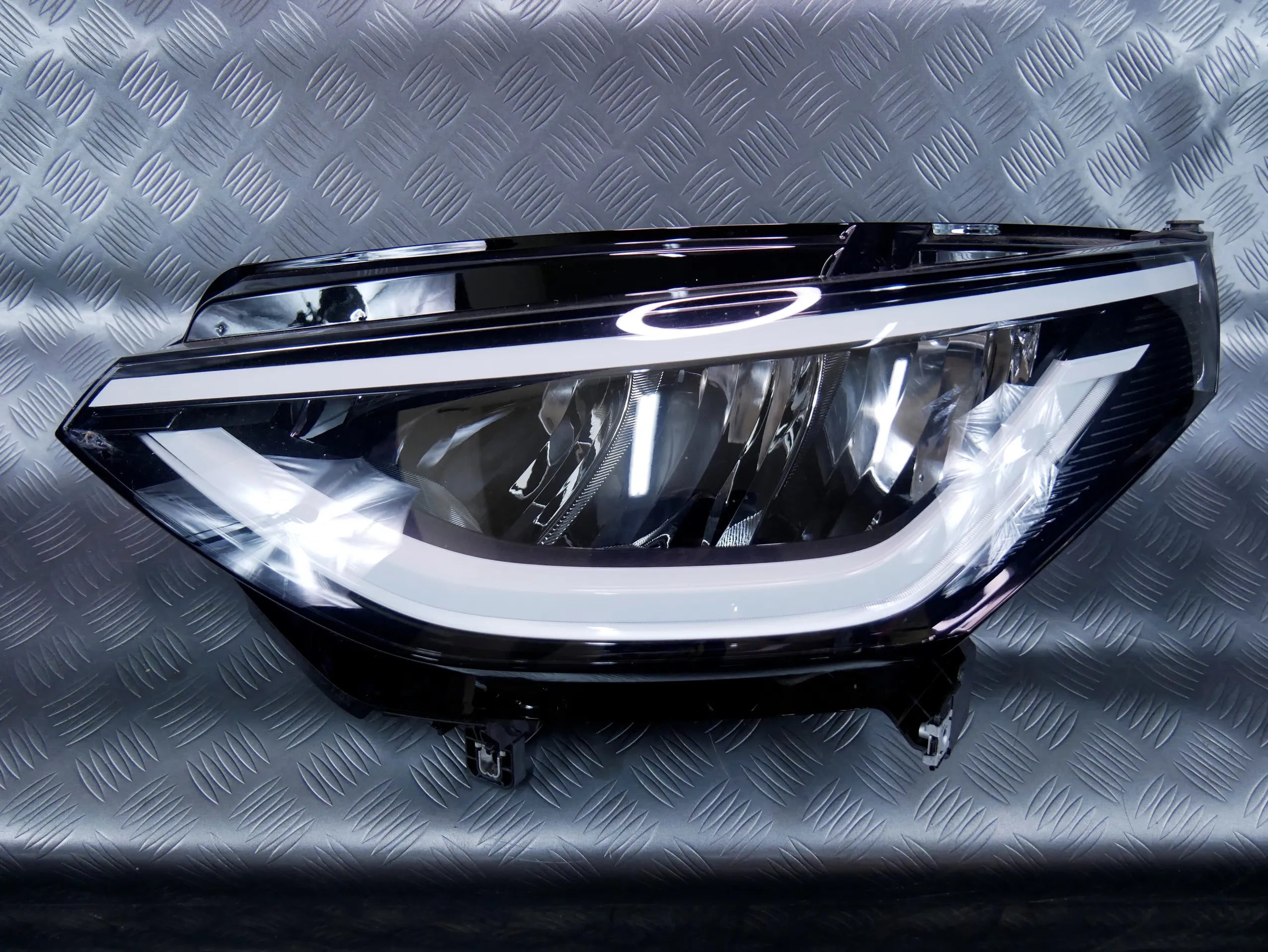 Lampa przód przednia lewa FULL LED 1T3941005A VW ID BUZZ CARGO