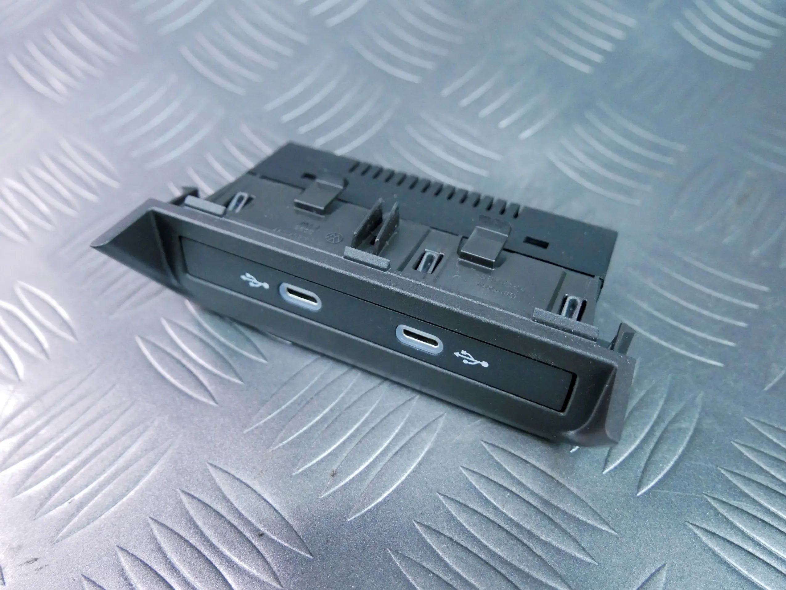 Gniazdo port hub złącze USB-C 5NA035700 VW ID BUZZ CARGO