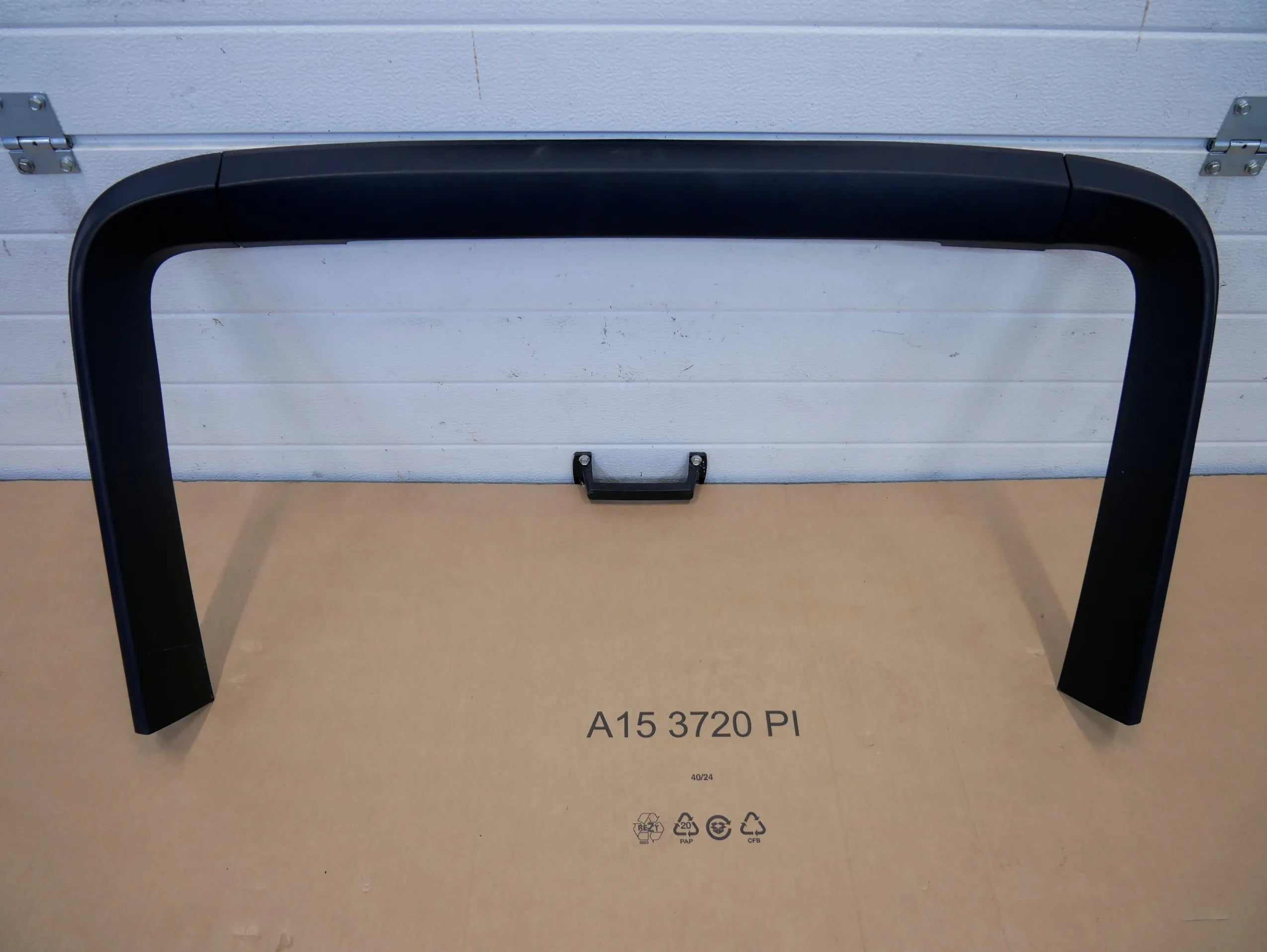 Osłona ramka tylnej klapy 97055524302 PORSCHE PANAMERA 970 LIFT