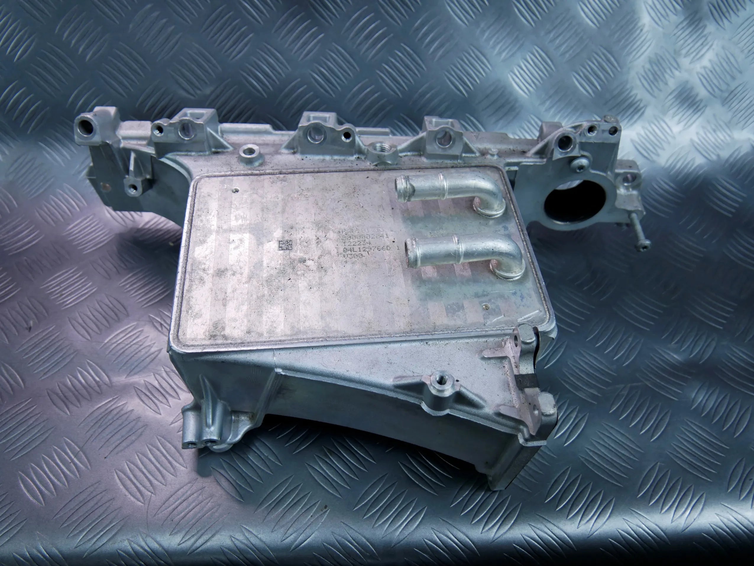 Kolektor ssący chłodnica 04L129766D VW JETTA 5C 2.0 TDI
