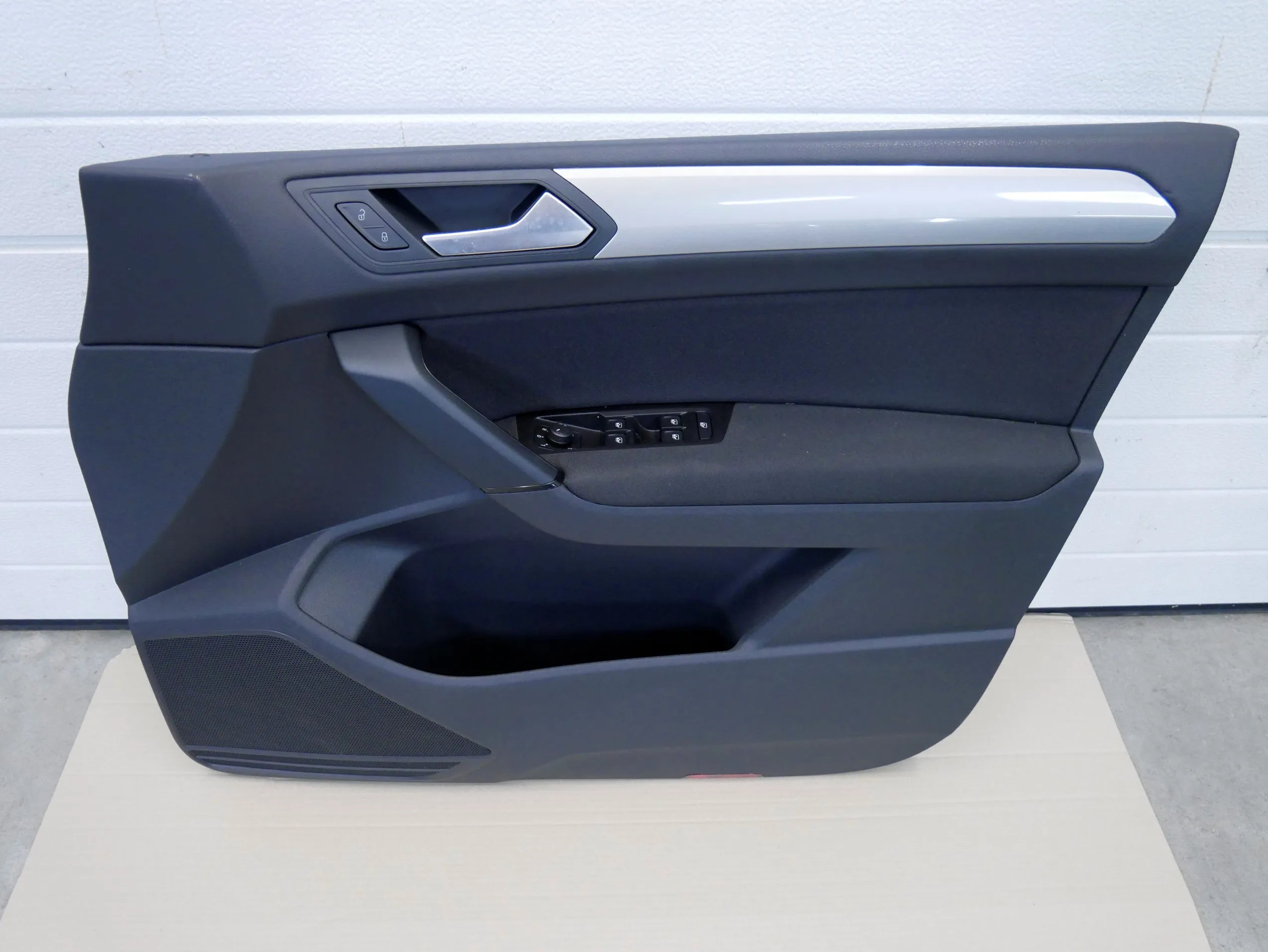 Tapicerka boczek drzwi przód prawy VW TOURAN III 5T RHD