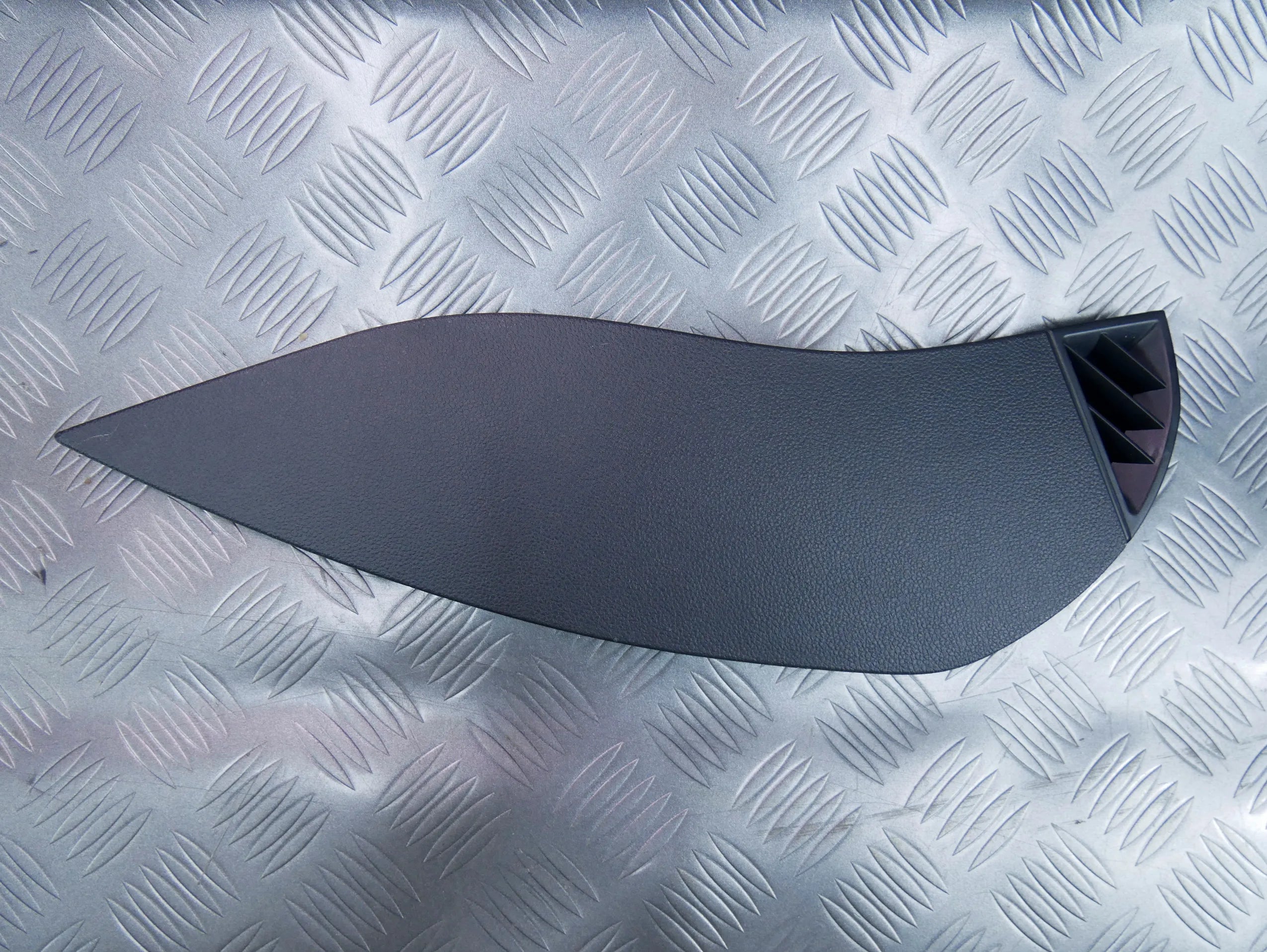 copy of Osłona zaślepka boku deski konsoli prawa 5TB858248 VW TOURAN III 5T