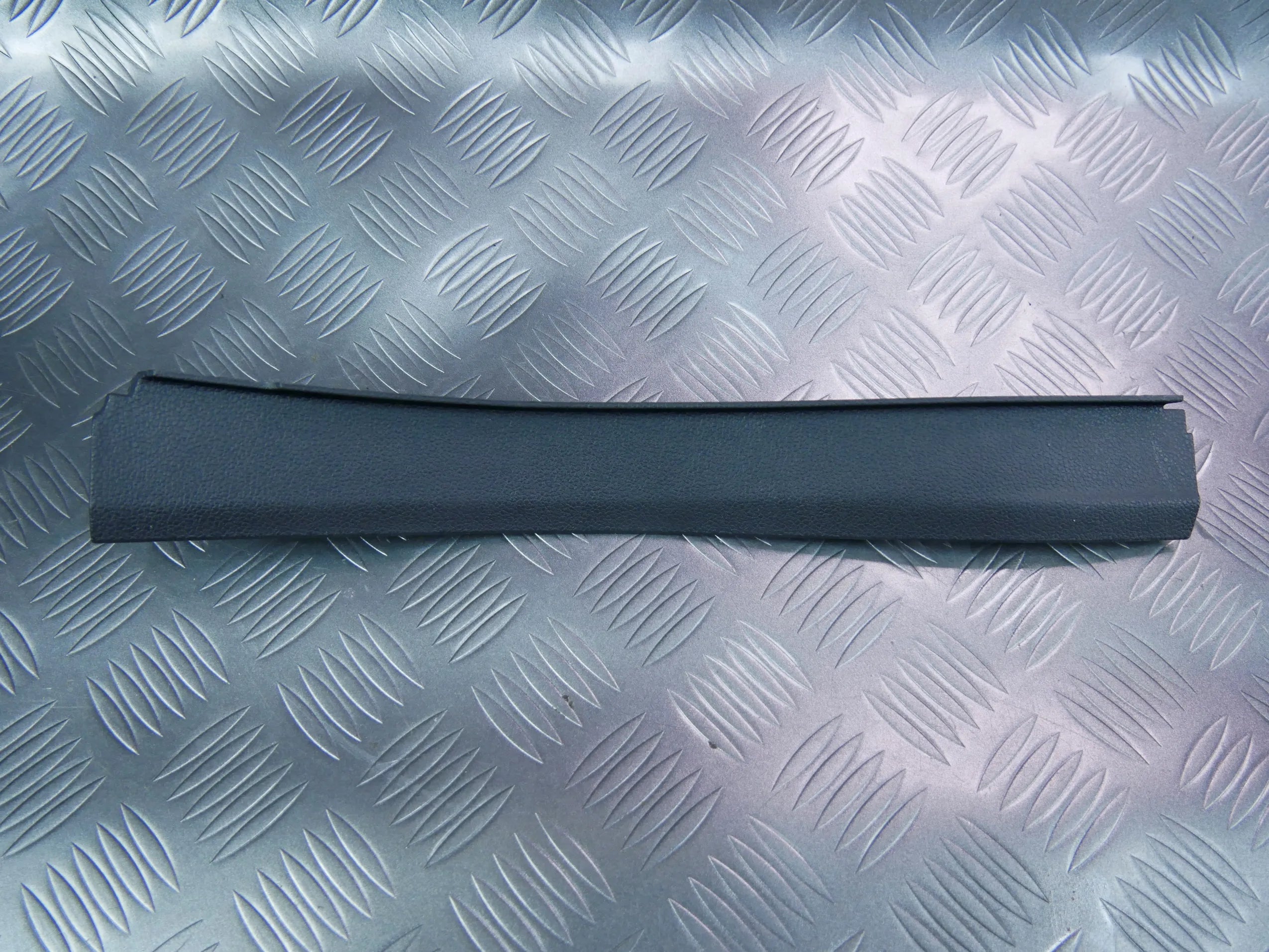 Listwa słupka konsoli prawa 5TA868224 VW TOURAN III 5T