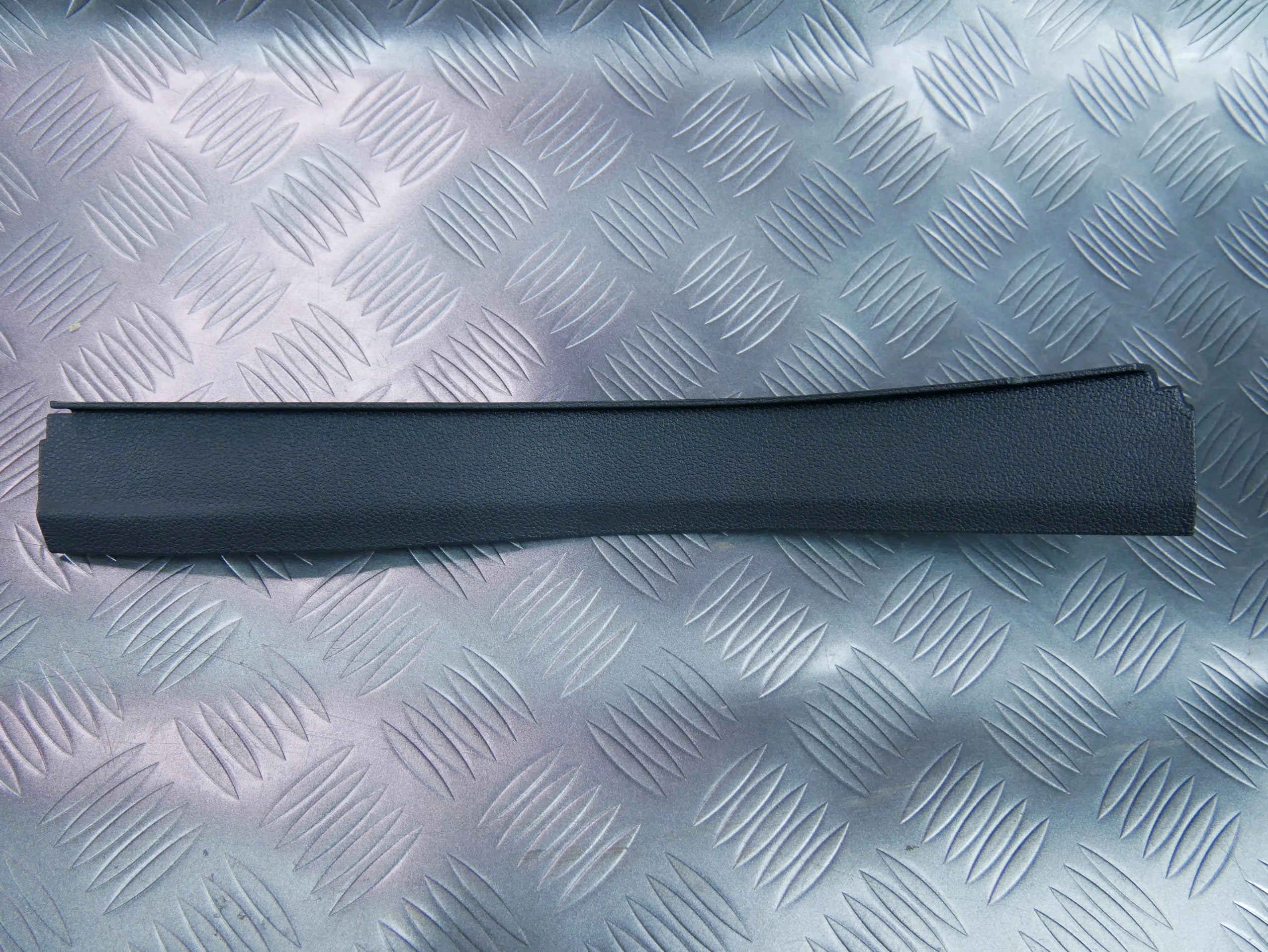 Listwa słupka konsoli lewa 5TA868223 VW TOURAN III 5T
