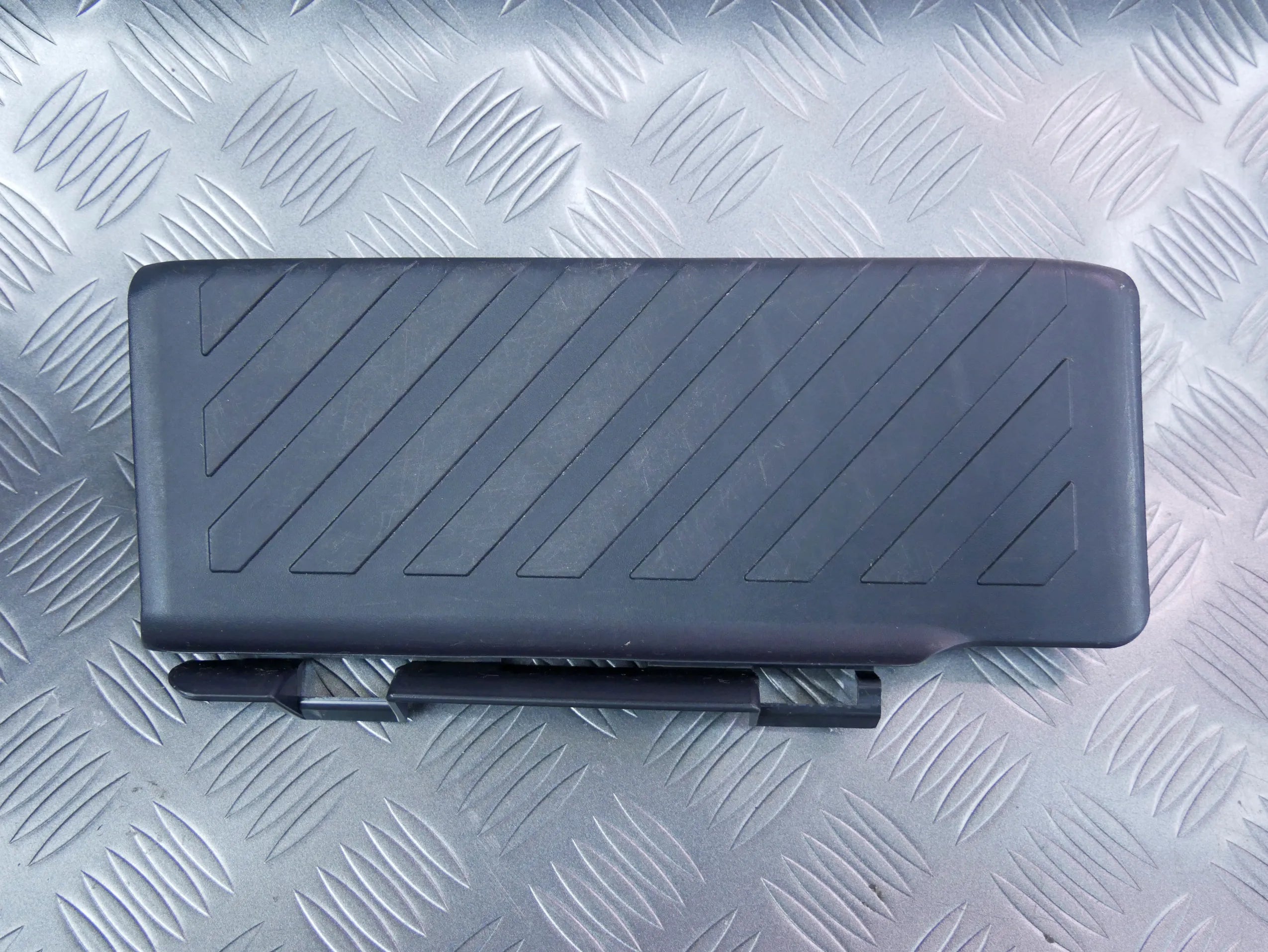 Podnóżek kierowcy 5Q1864777C VW TOURAN III 5T
