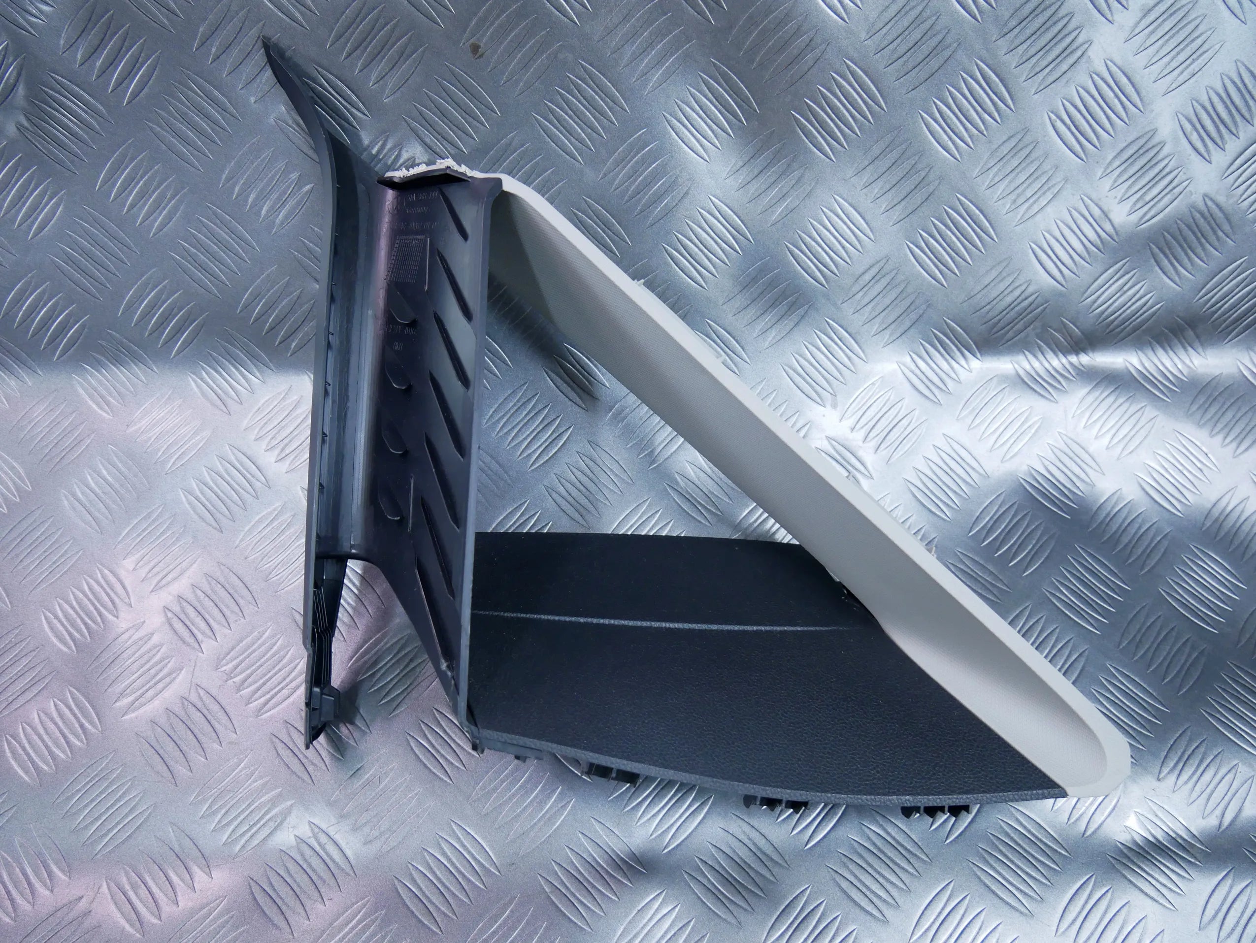 Osłona słupka przód prawa 5TA868144 VW TOURAN III 5T