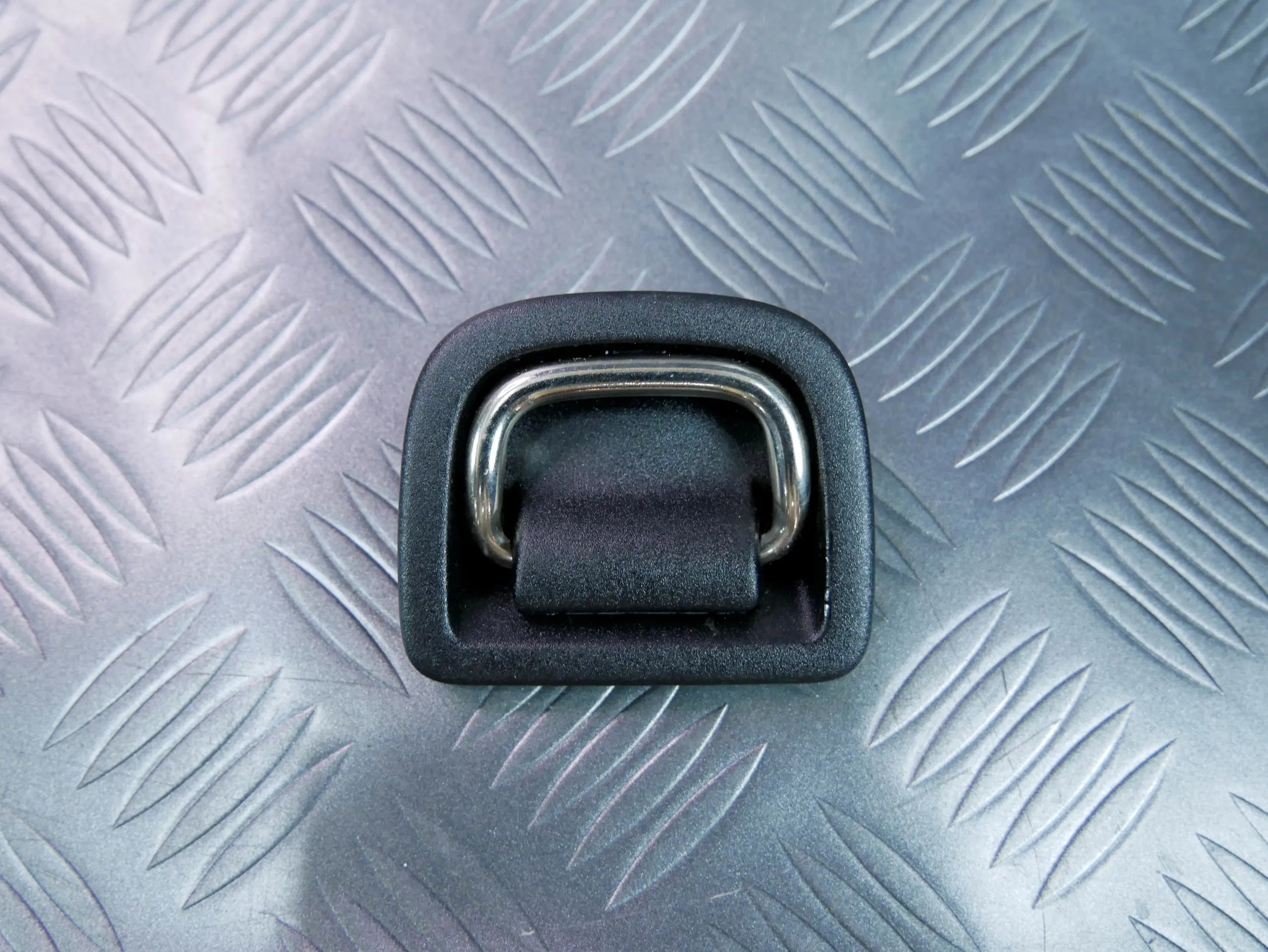Ucho haczyk zaczep bagażnika 8V0863503C VW TOURAN III 5T