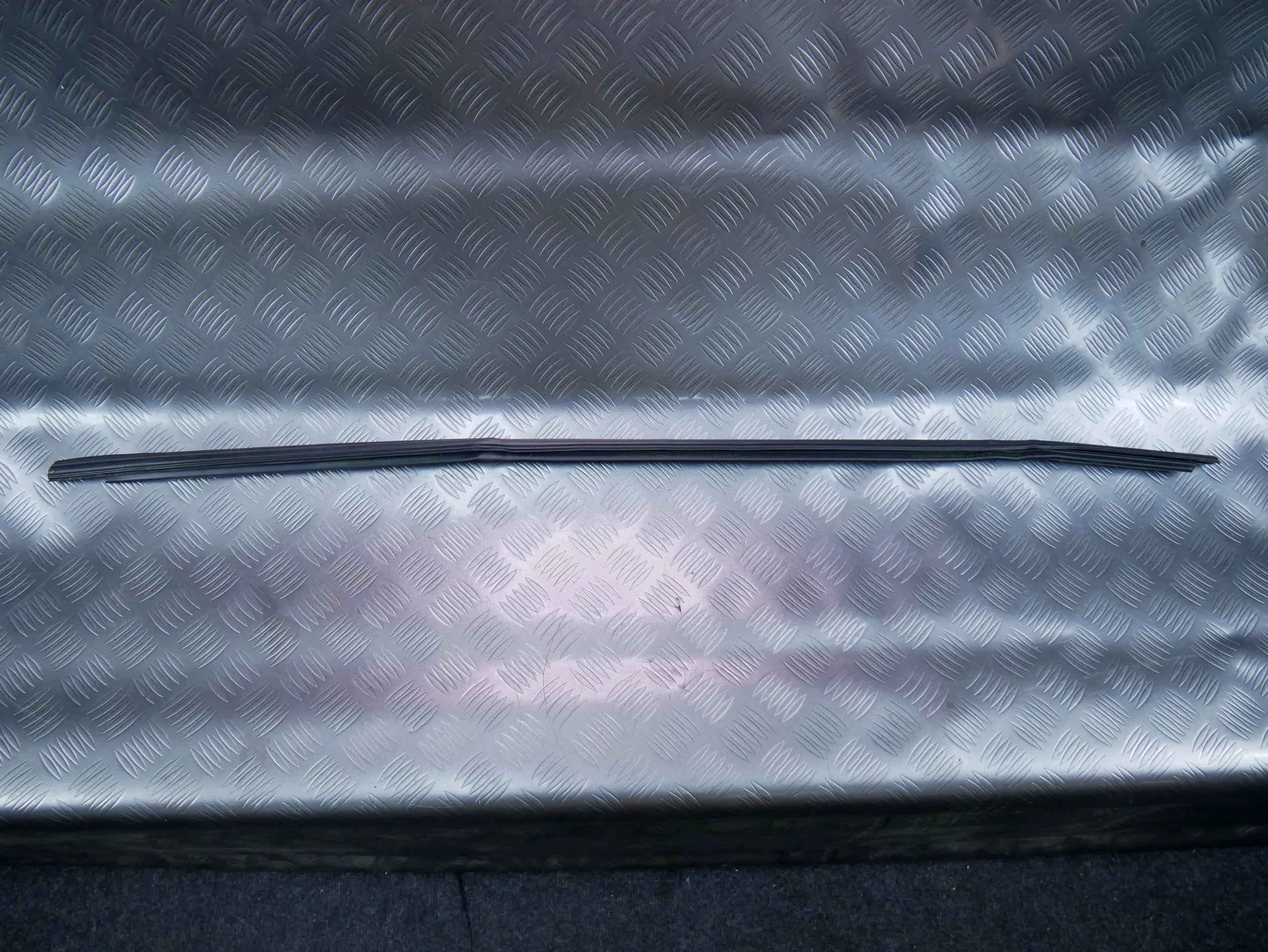 Zgarniacz wewnętrzny drzwi tył lewy 5TA839479 VW TOURAN III 5T