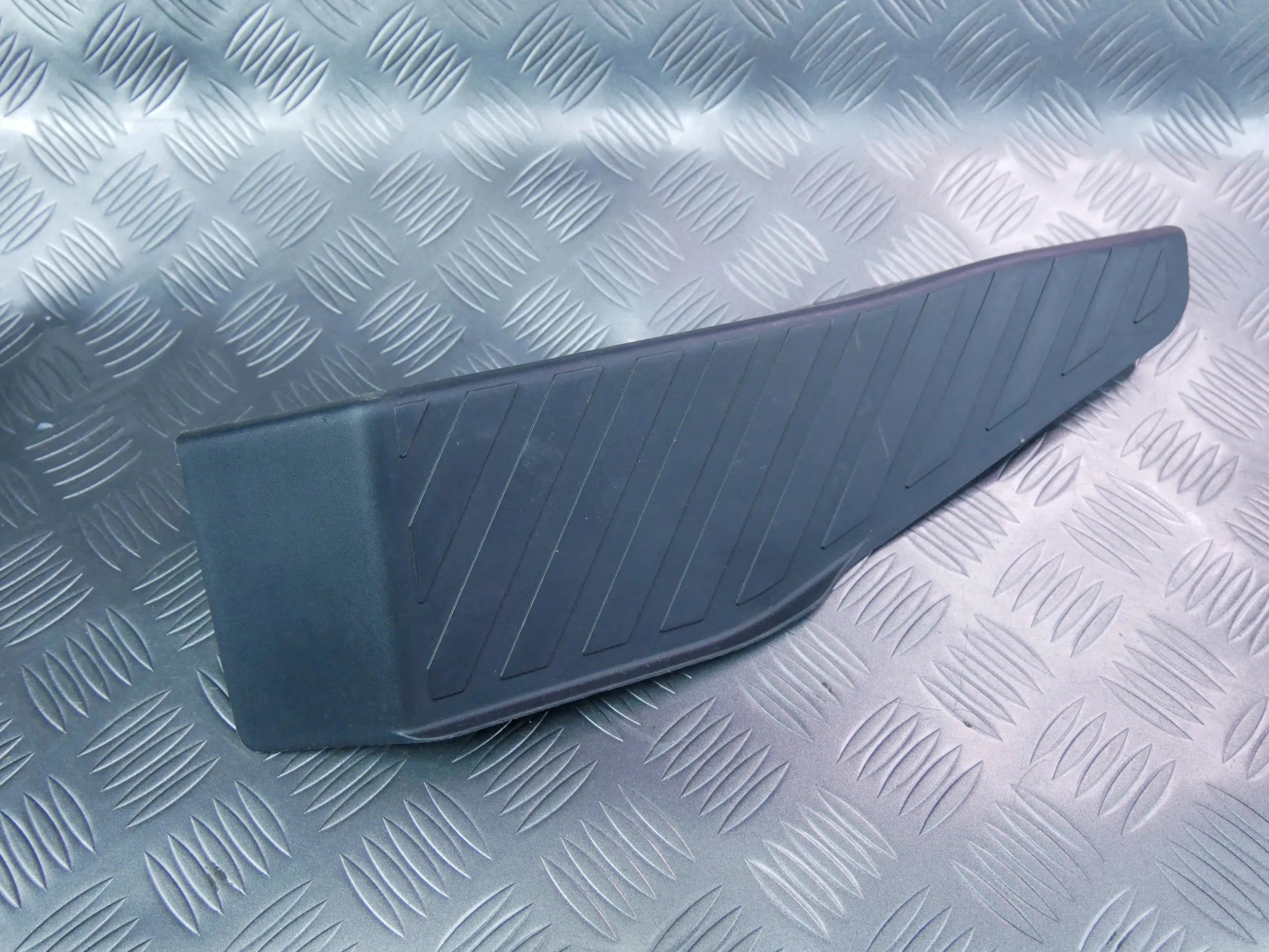 Podnóżek kierowcy 5QC864778 VW TOURAN III 5T