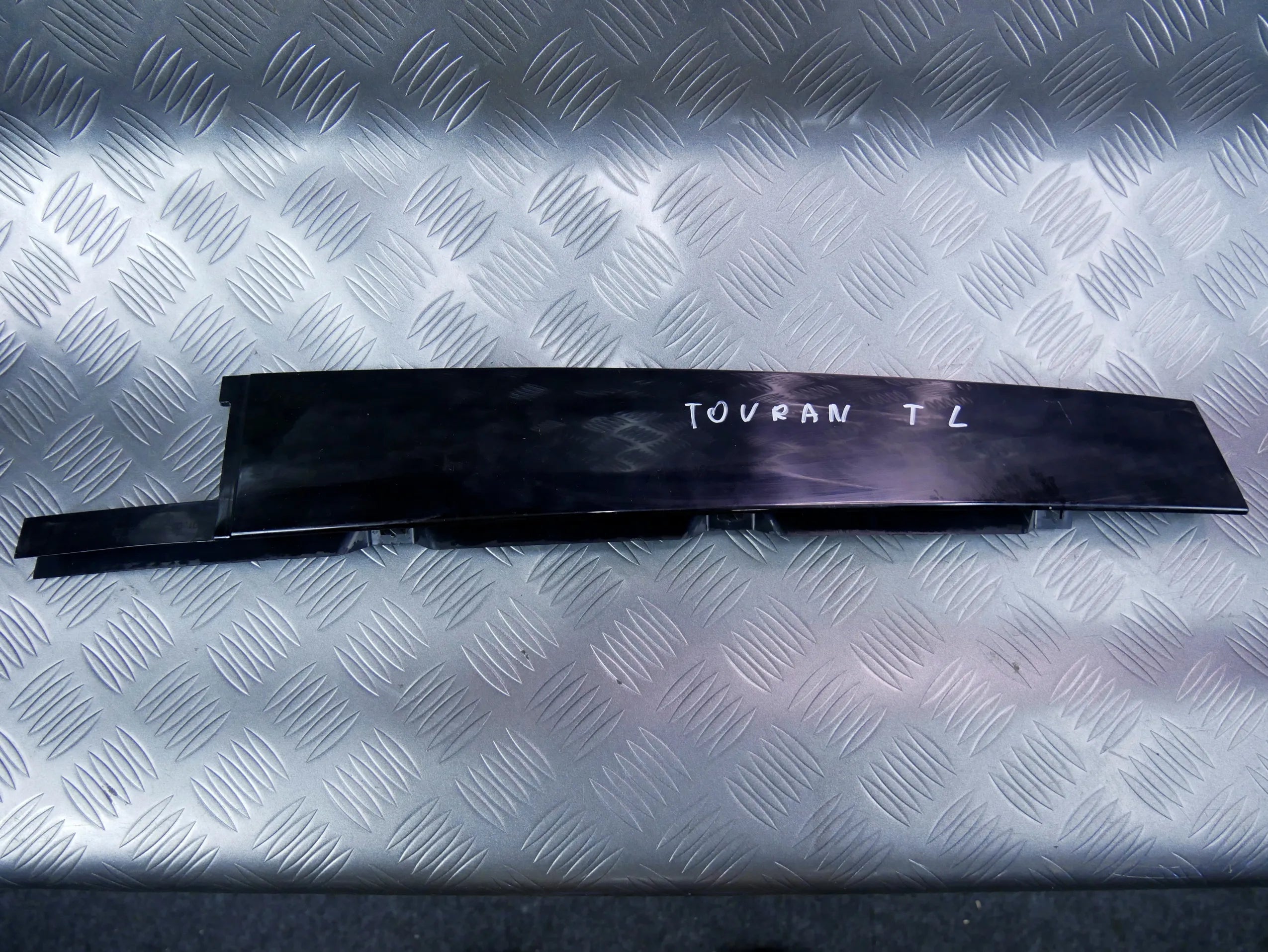 Osłona listwa blenda słupka tył lewa 5TA839901 VW TOURAN III 5T