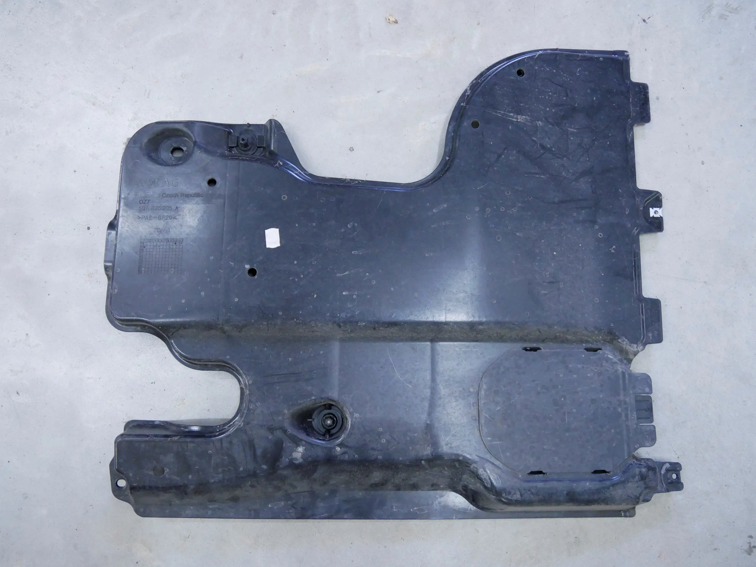 Osłona podwozia prawa 5QA825206A VW TOURAN III 5T
