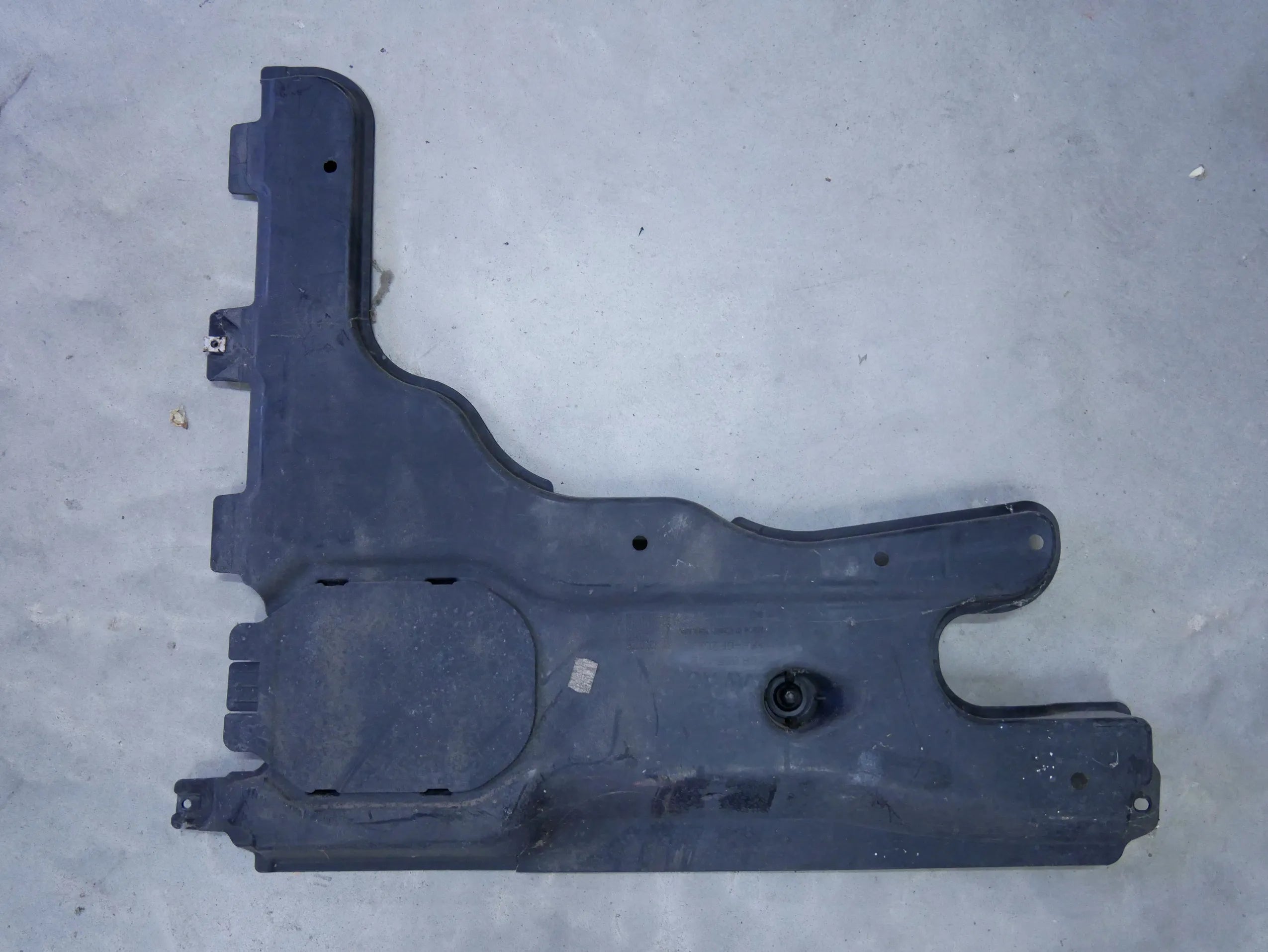 Osłona podwozia 5QA825102 VW TOURAN III 5T