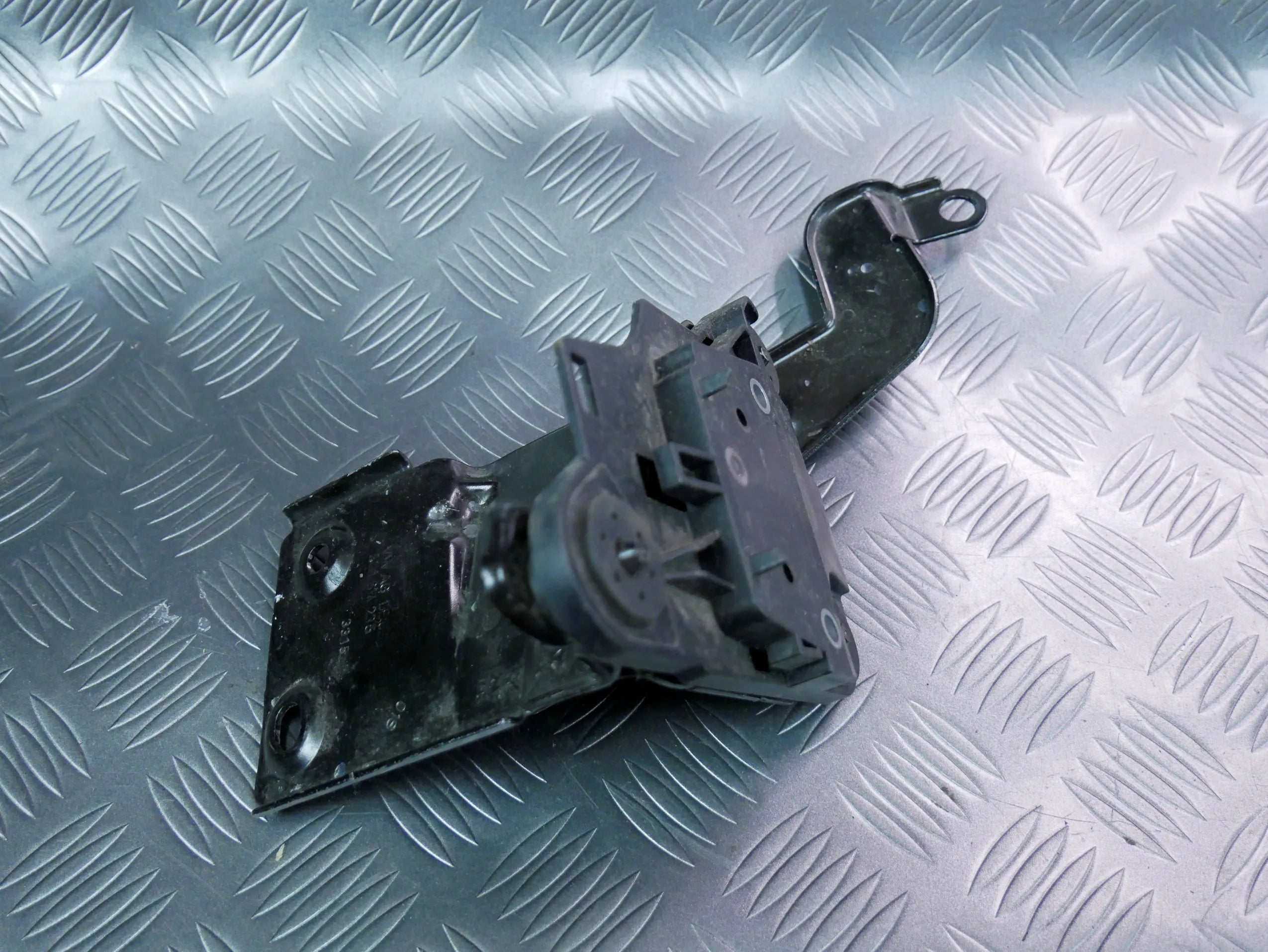 Mocowanie wspornik pompy ABS 5Q1614235 VW TOURAN III 5T