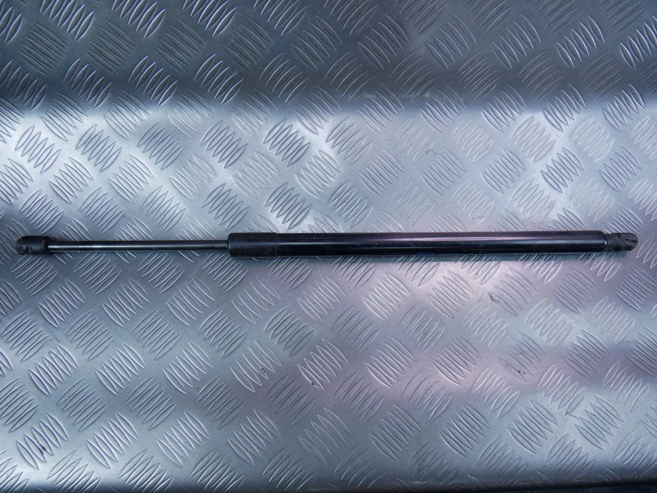 Siłownik klapy tył tylnej 5TA827550E VW TOURAN III 5T