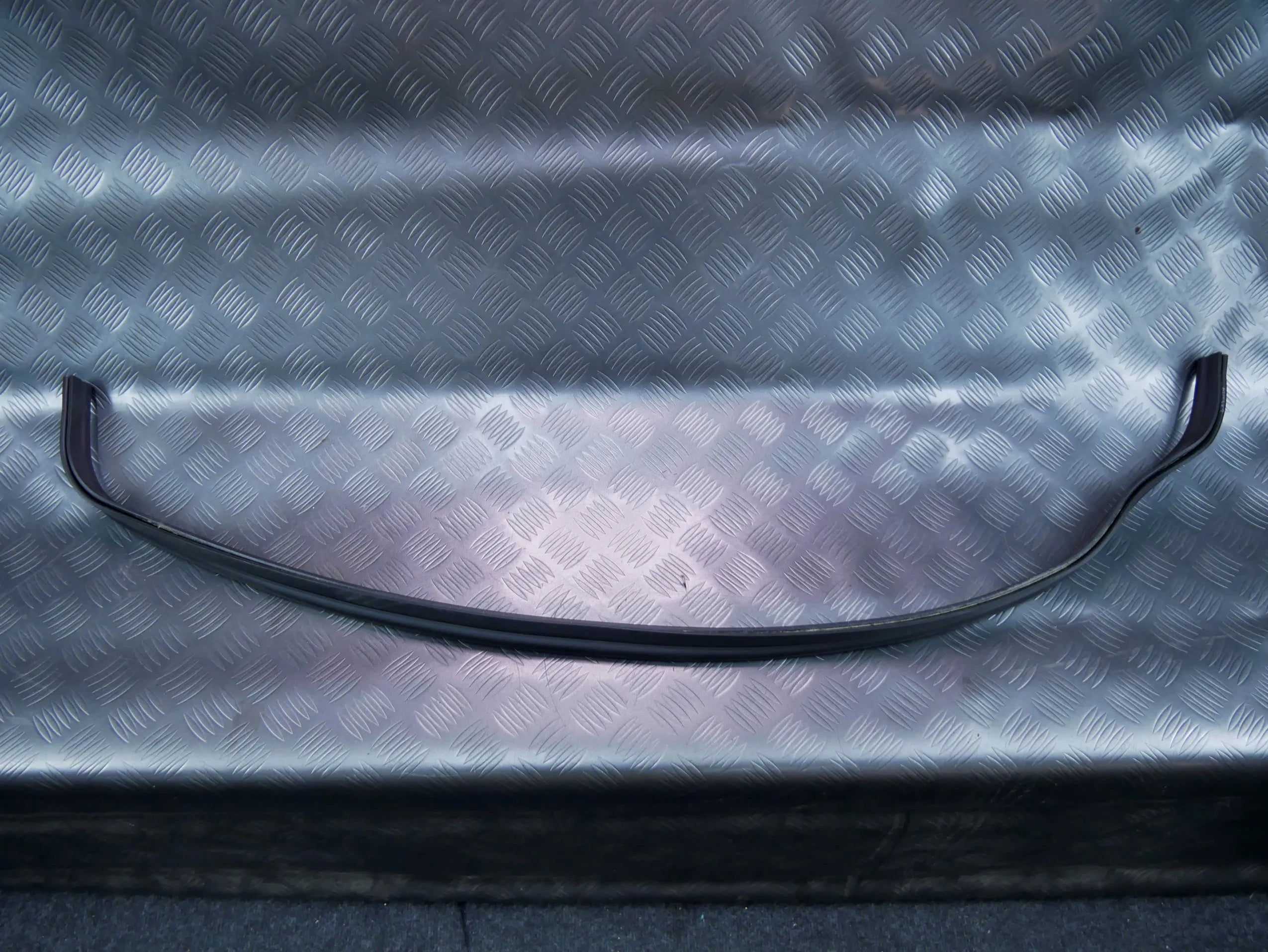 Uszczelka maski podszybia 5TA823723 VW TOURAN III 5T