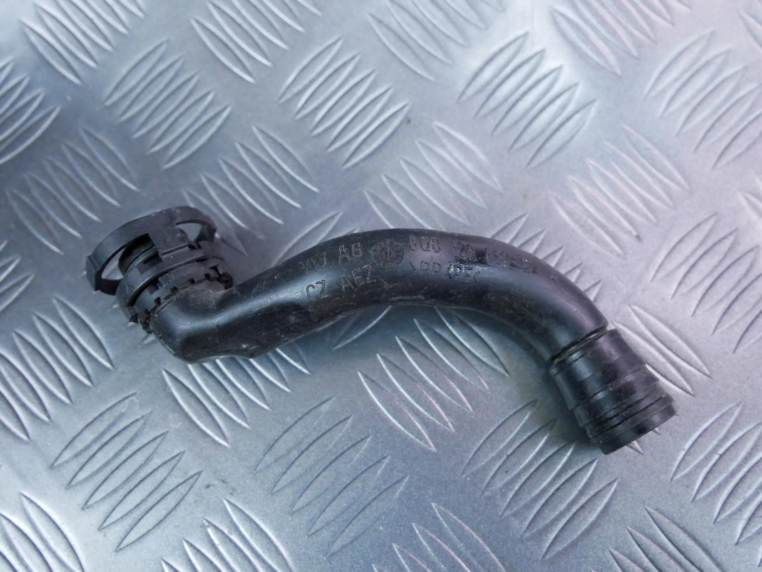 Rurka przewód odpływowy 5Q0129637C VW TOURAN III 5T