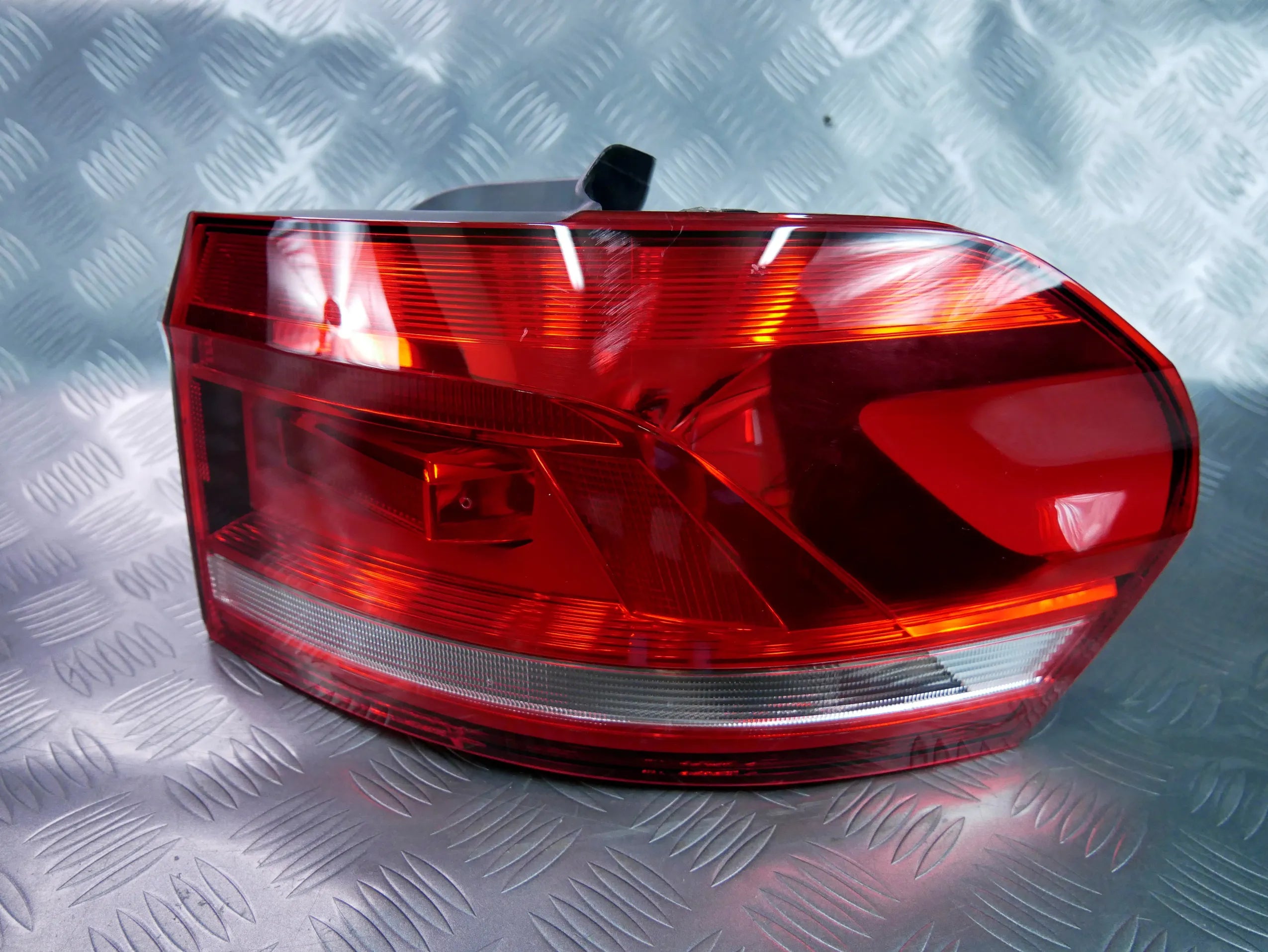 Lampa tył tylna prawa 5TA945096 VW TOURAN III 5T