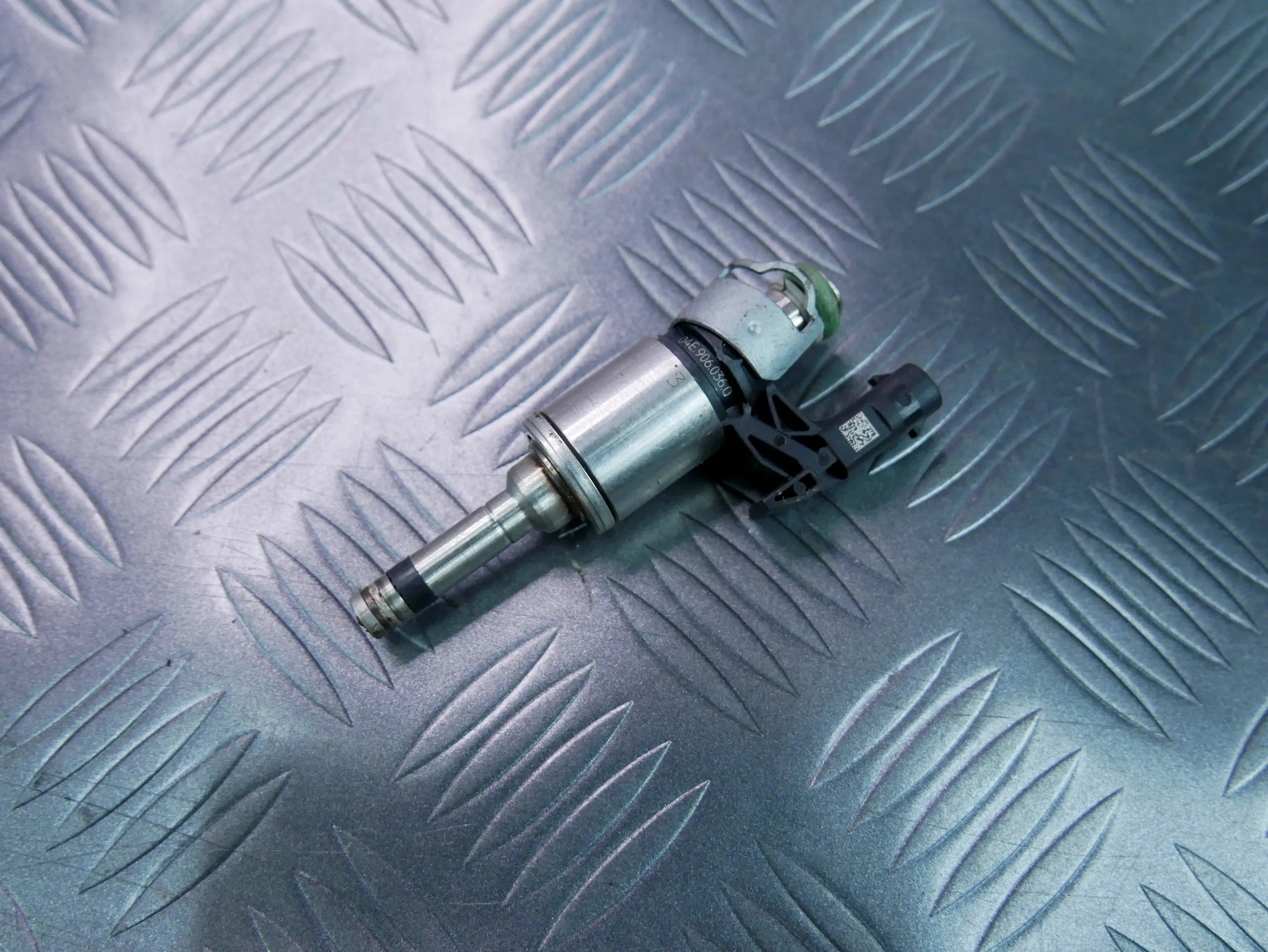 Wtryskiwacz paliwa 04E906036Q VW TOURAN 5T 1.4 TSI