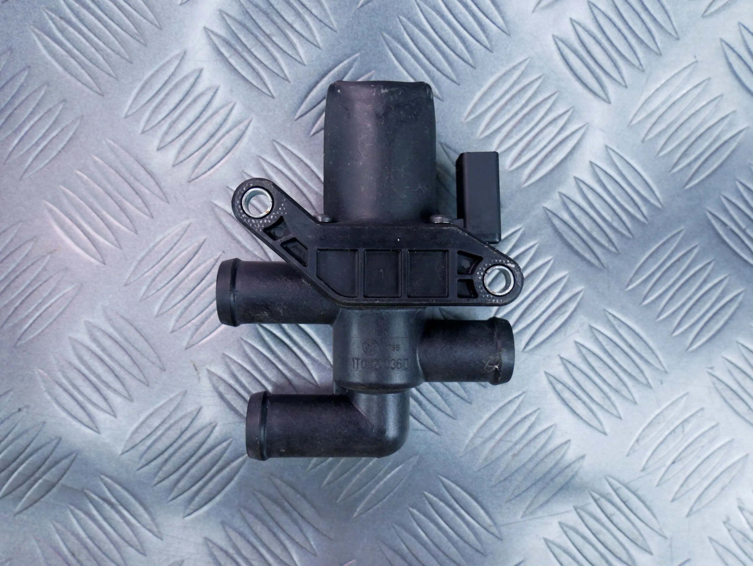 Zawór elektromagnetyczny pompa wody 1T0820036D VW TOURAN 5T 1.4 TSI