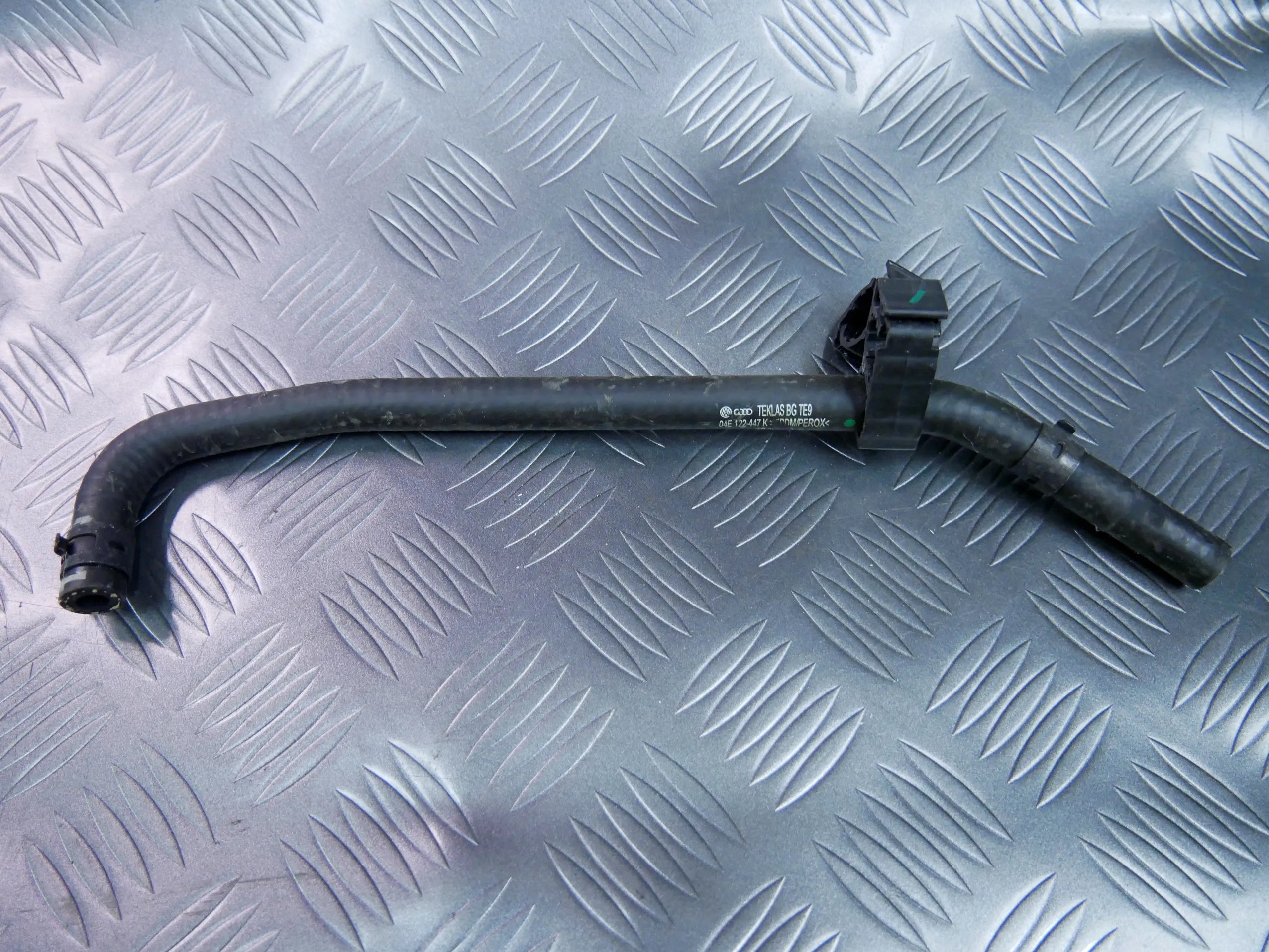 Rura wąż wody 04E122447K VW TOURAN 5T 1.4 TSI