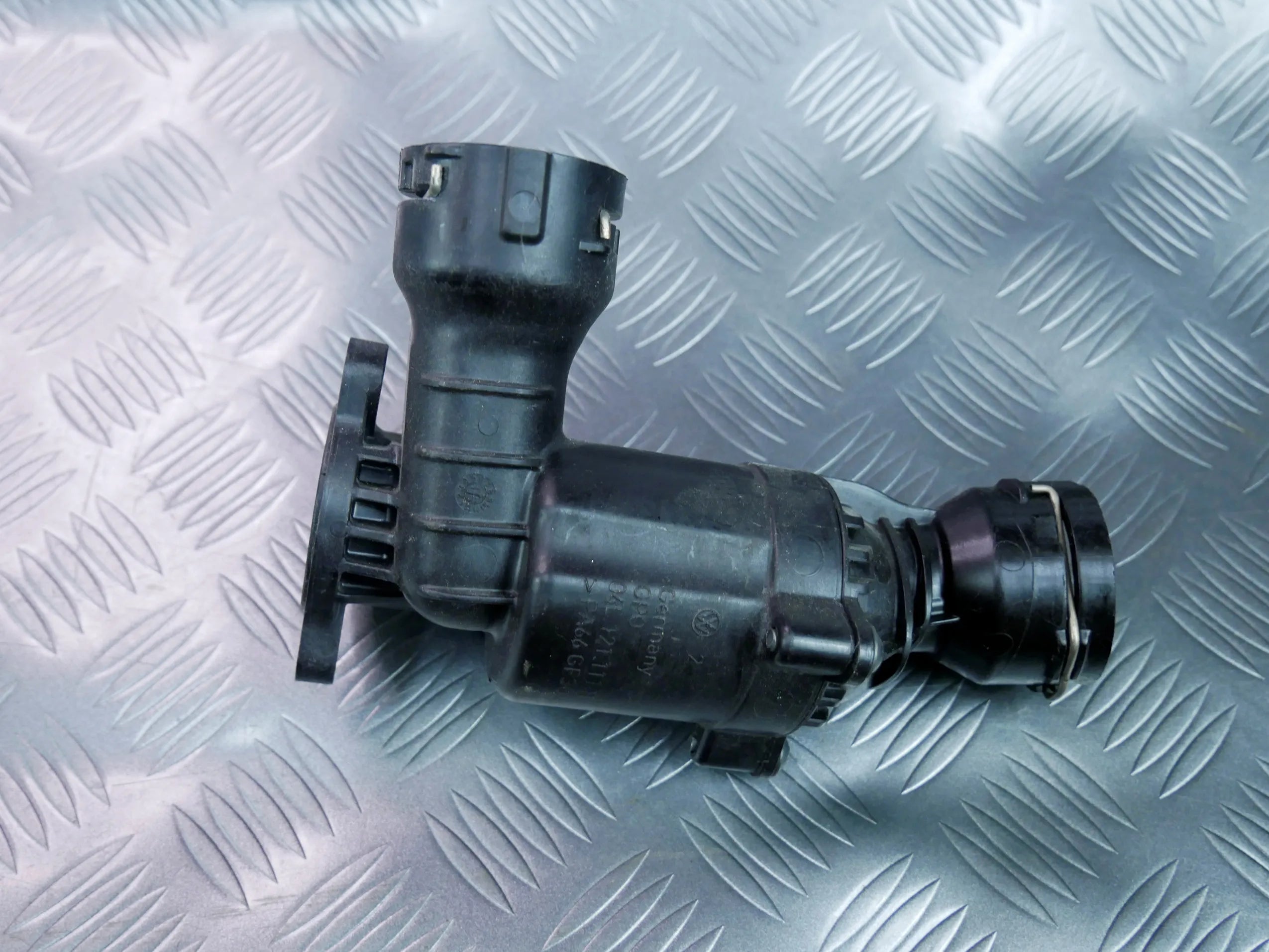Obudowa termostatu 04L121111H VW TOURAN 5T 2.0 TDI
