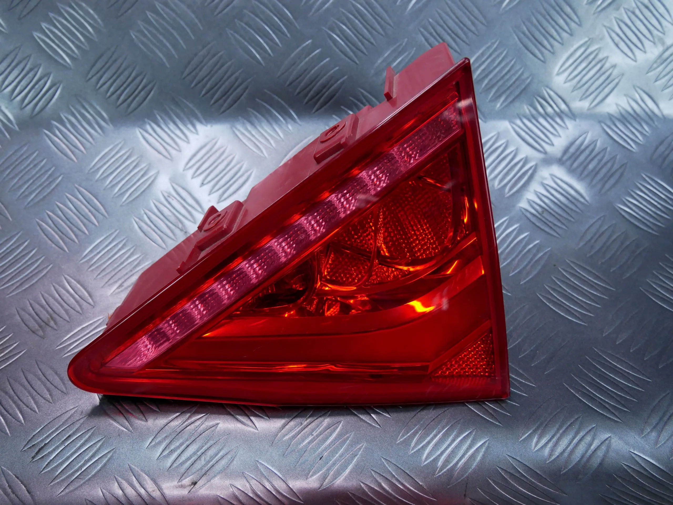 Lampa tył tylna prawa w klapę 4G8945094 AUDI A7 4G8