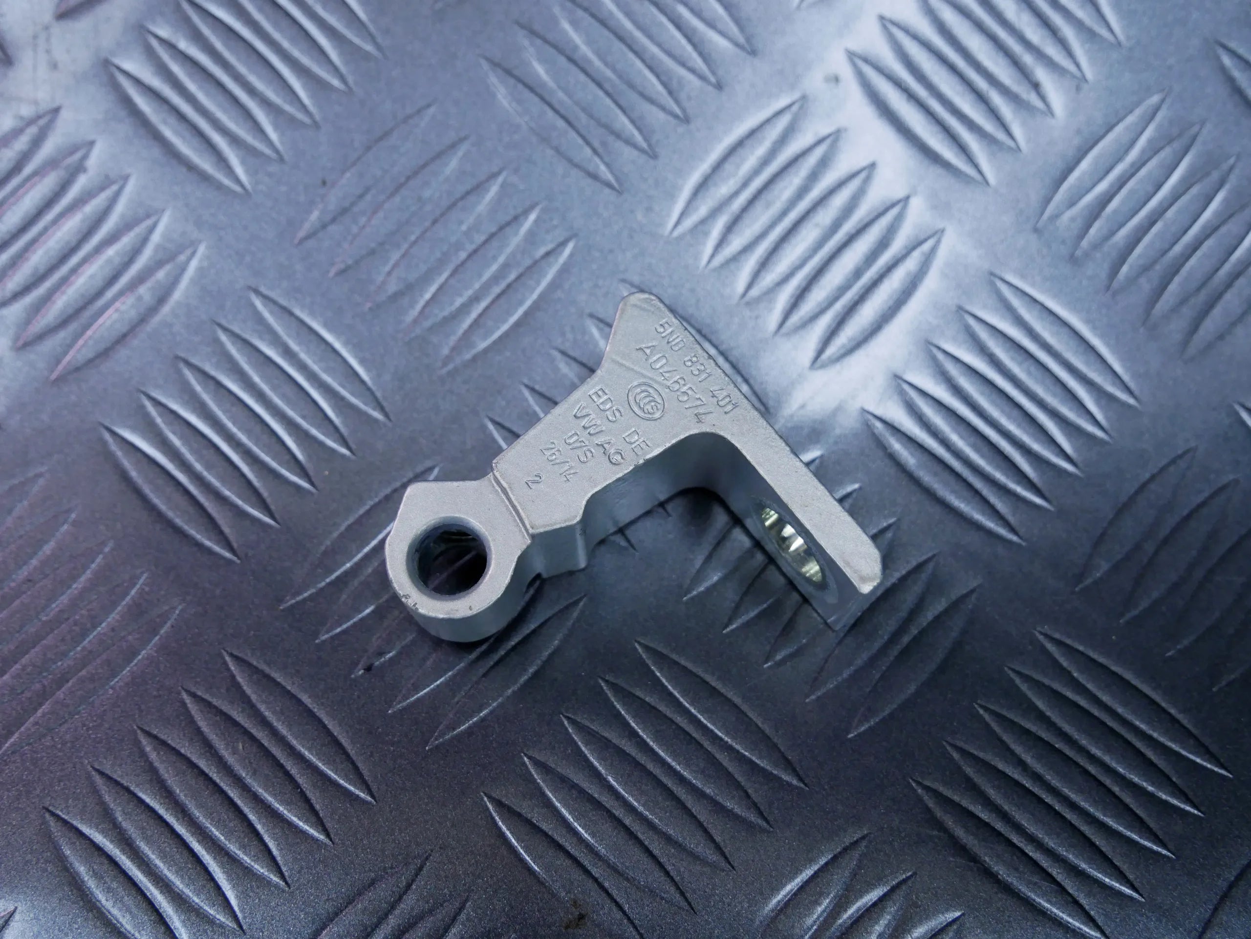 Zawias drzwi przód przedni lewy górny 5N0831401 VW TIGUAN 5N LIFT