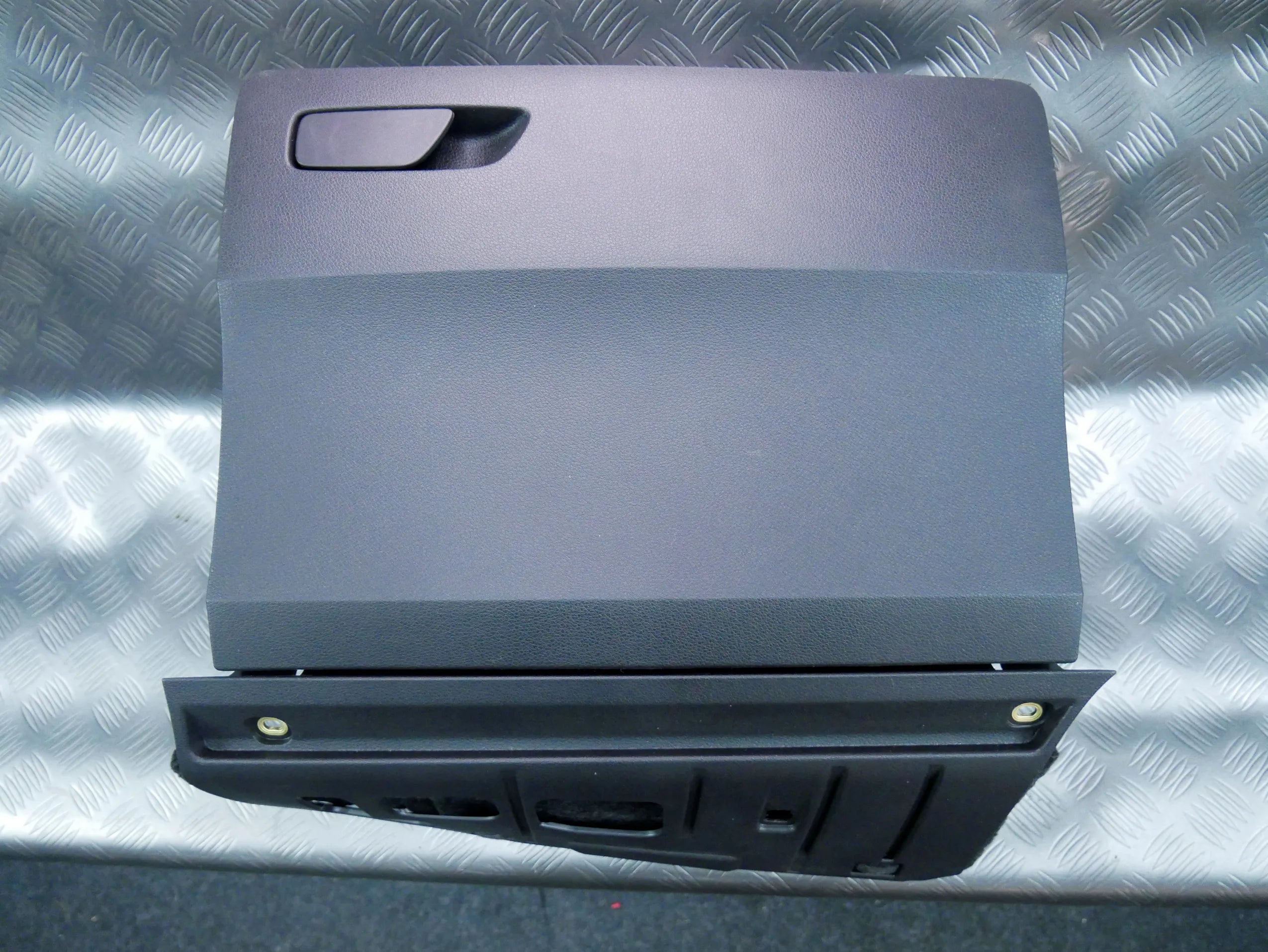 Schowek pasażera 81B857035 AUDI Q2 81A