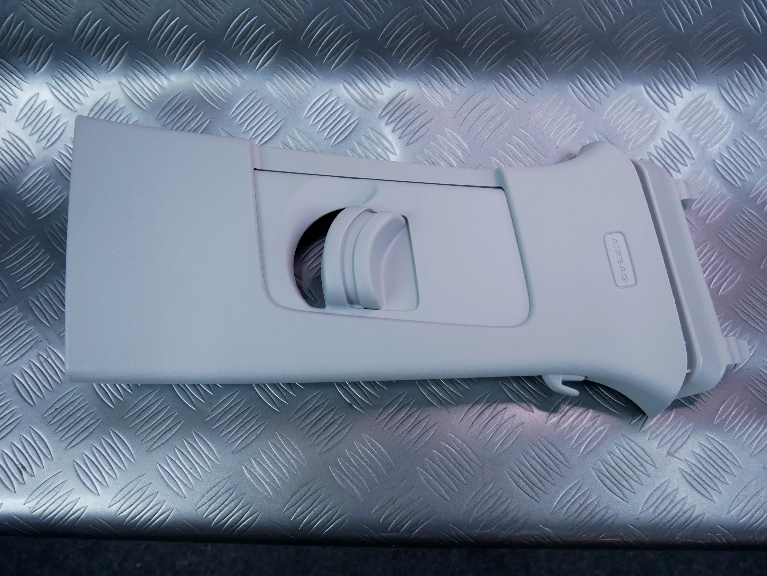 Osłona poszycie słupka prawe 81A867244 AUDI Q2 81A