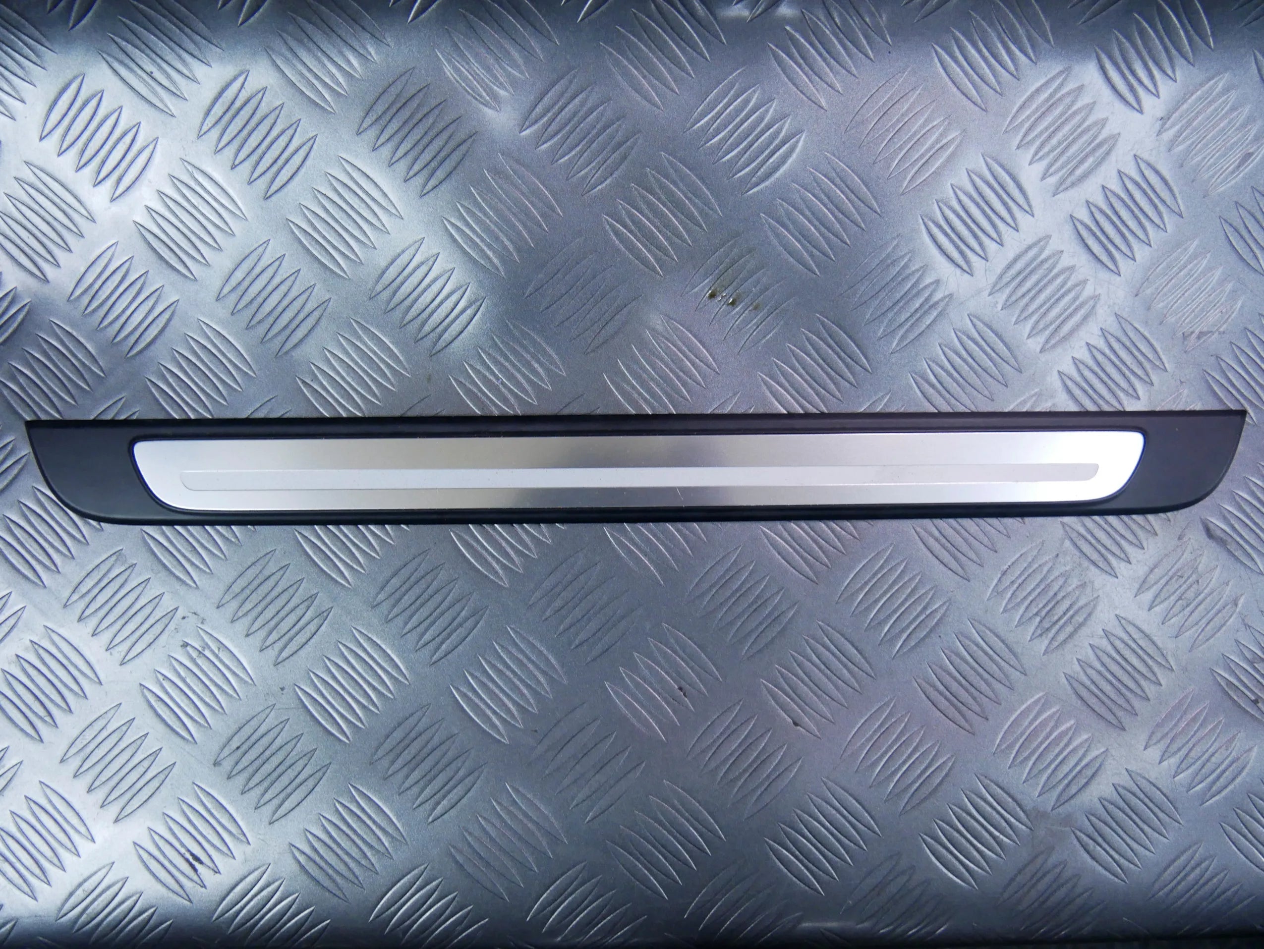 Listwa progowa przód lewa 8V4853491M AUDI Q2 81A