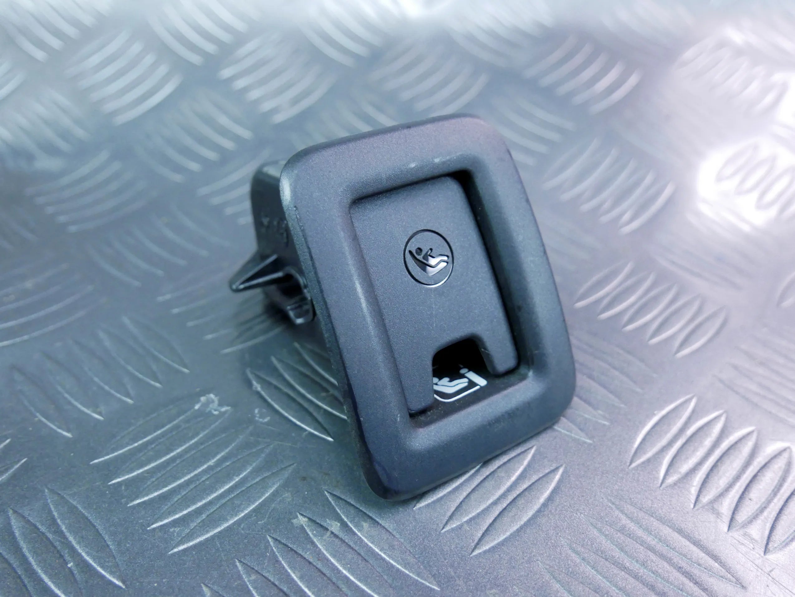 Osłona zaślepka ISOFIX 81A887233A AUDI Q2 81A