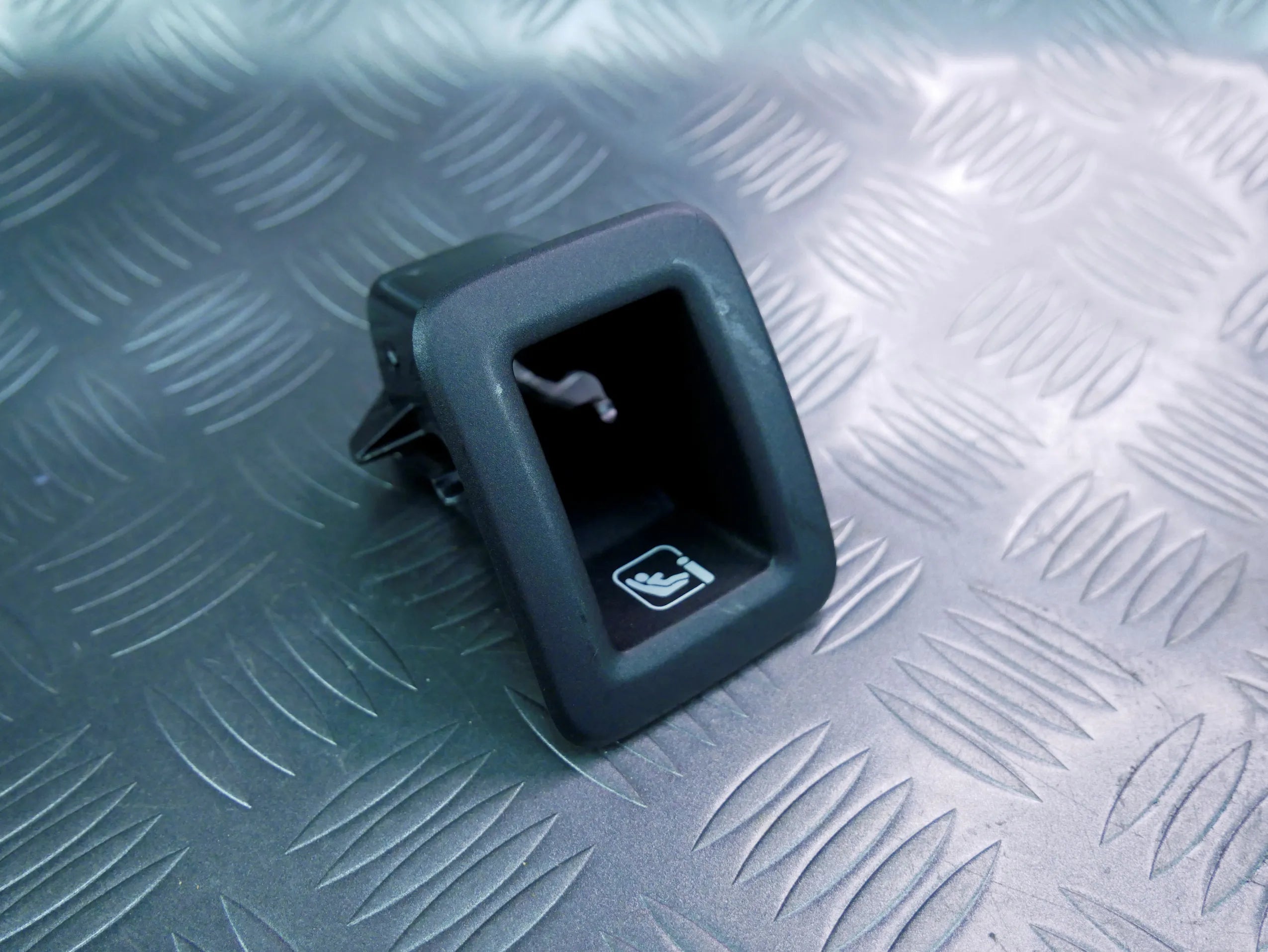 Osłona zaślepka ISOFIX 81A887233A AUDI Q2 81A
