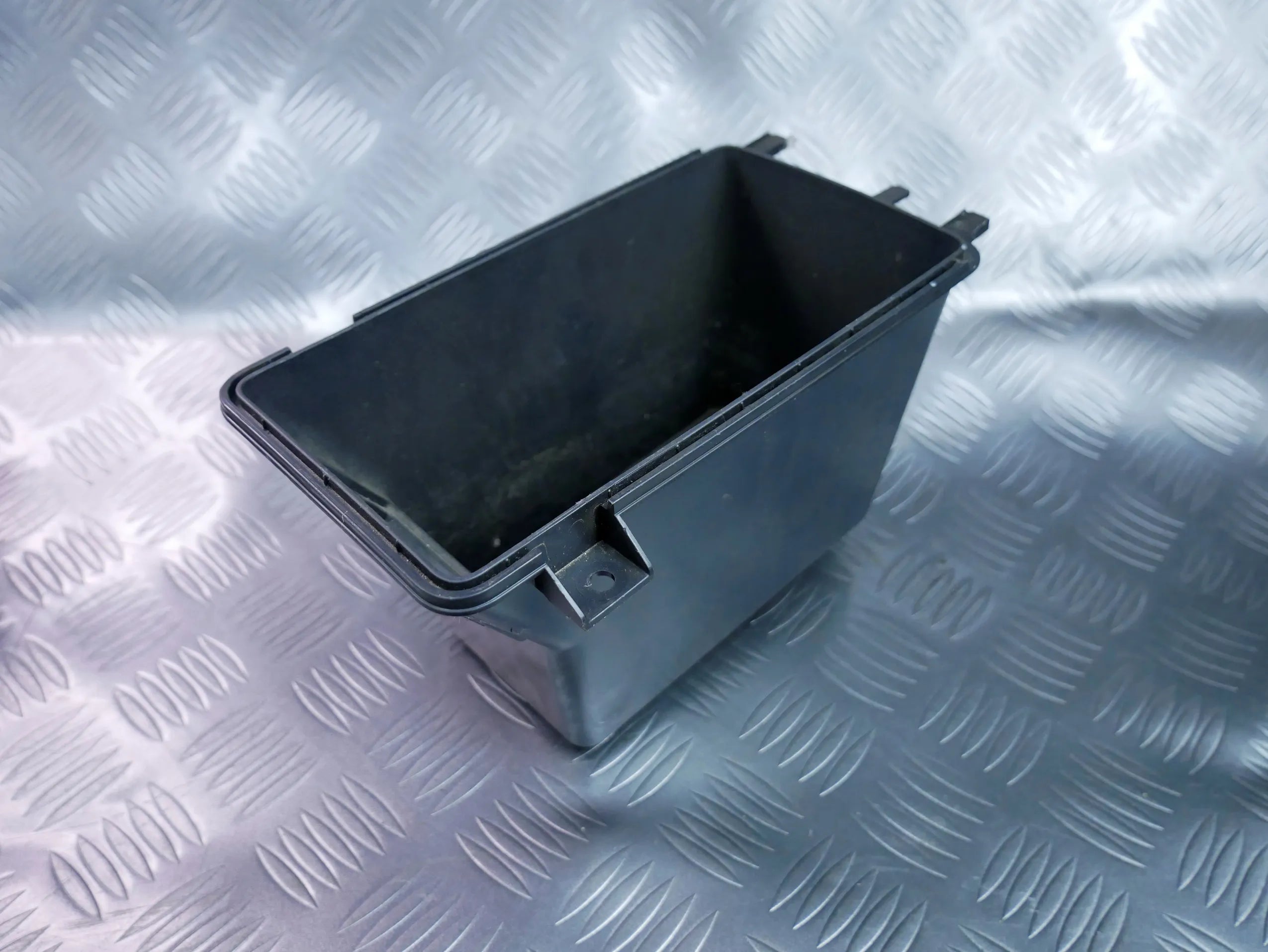 Schowek wnęka podłokietnika 81A863300 AUDI Q2 81A