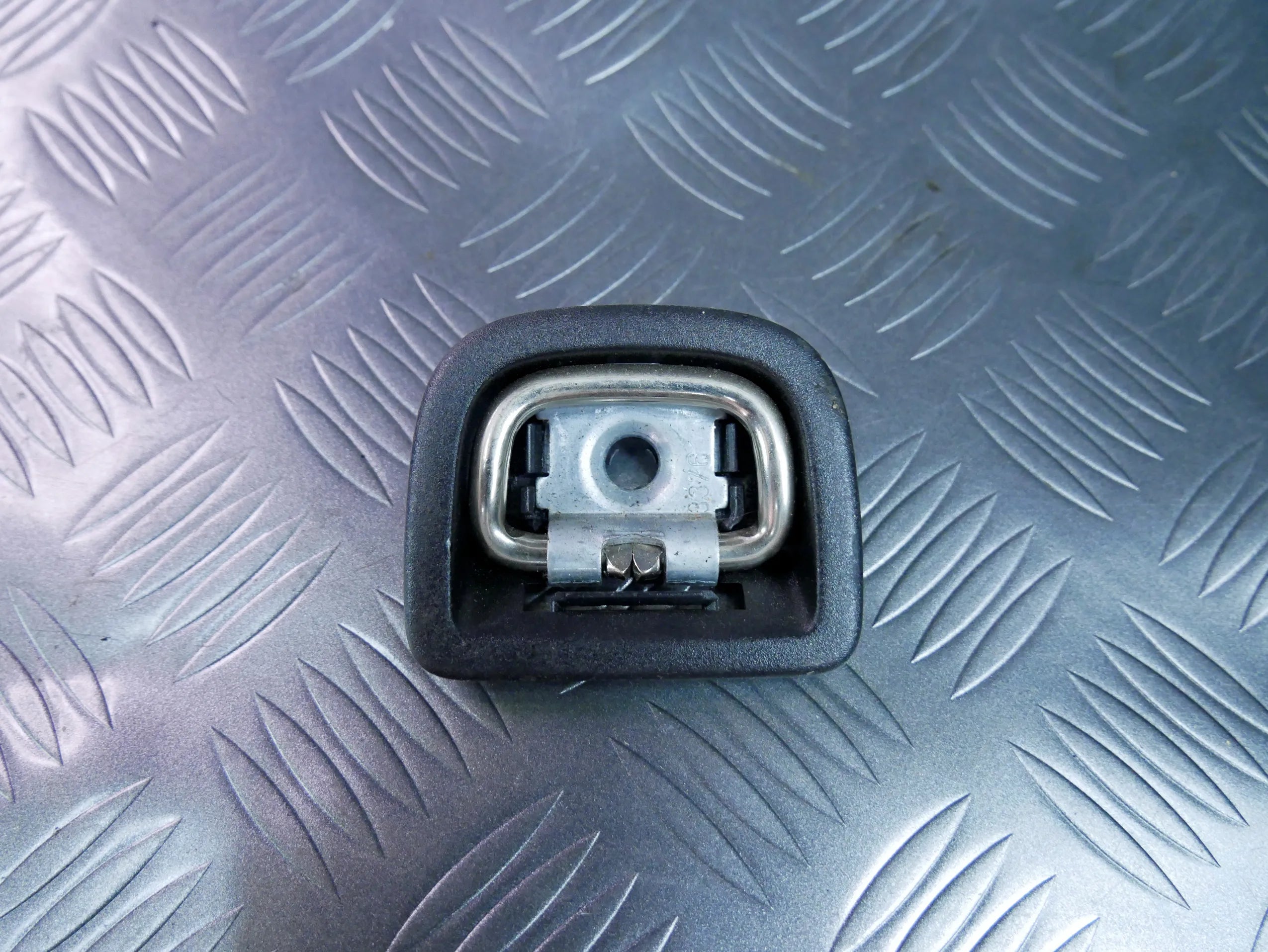 Ucho haczyk zaczep bagażnika 8V0863503C AUDI Q2 81A