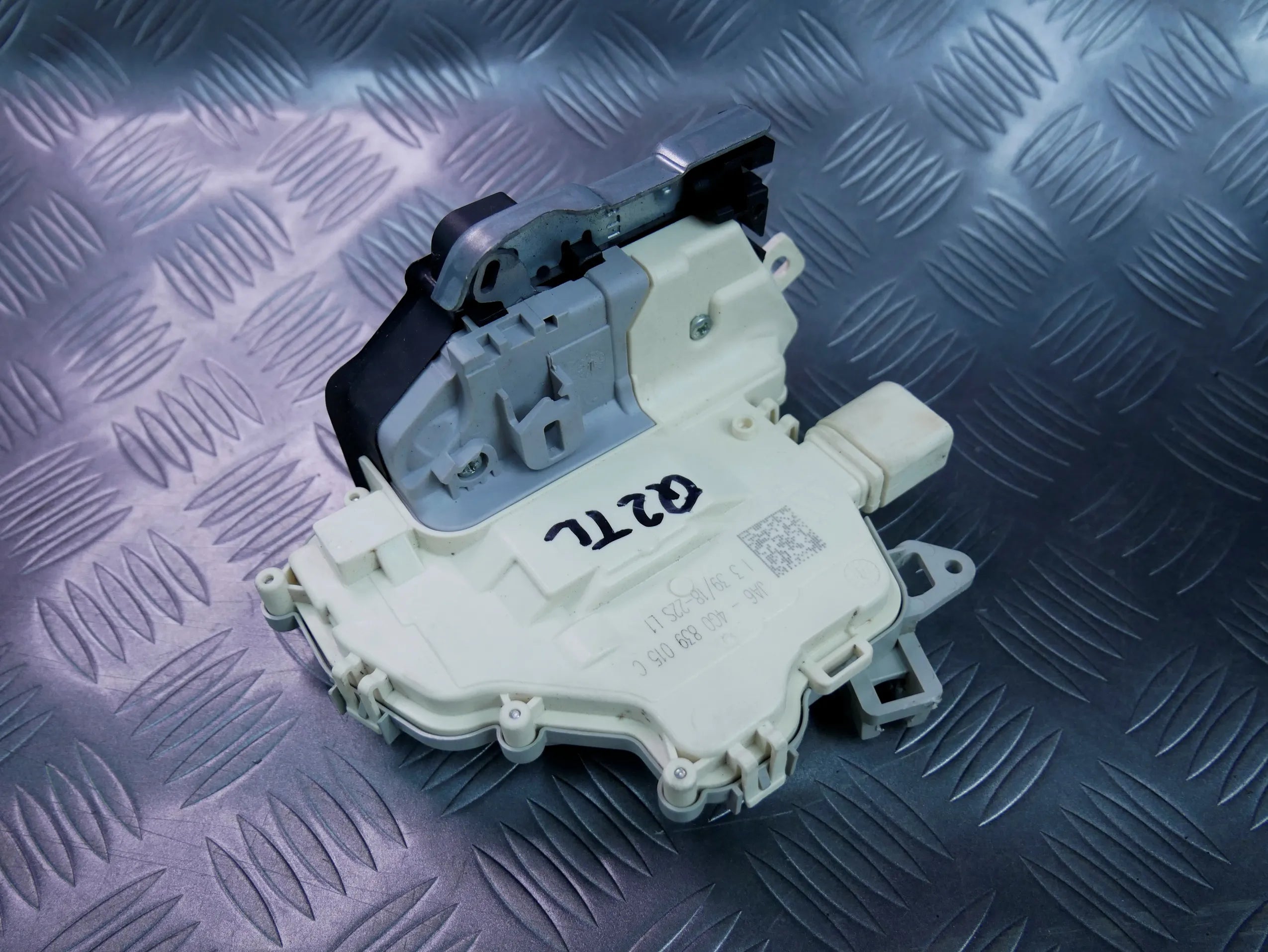 Zamek drzwi tył tylny lewy 4G0839015C AUDI Q2 81A