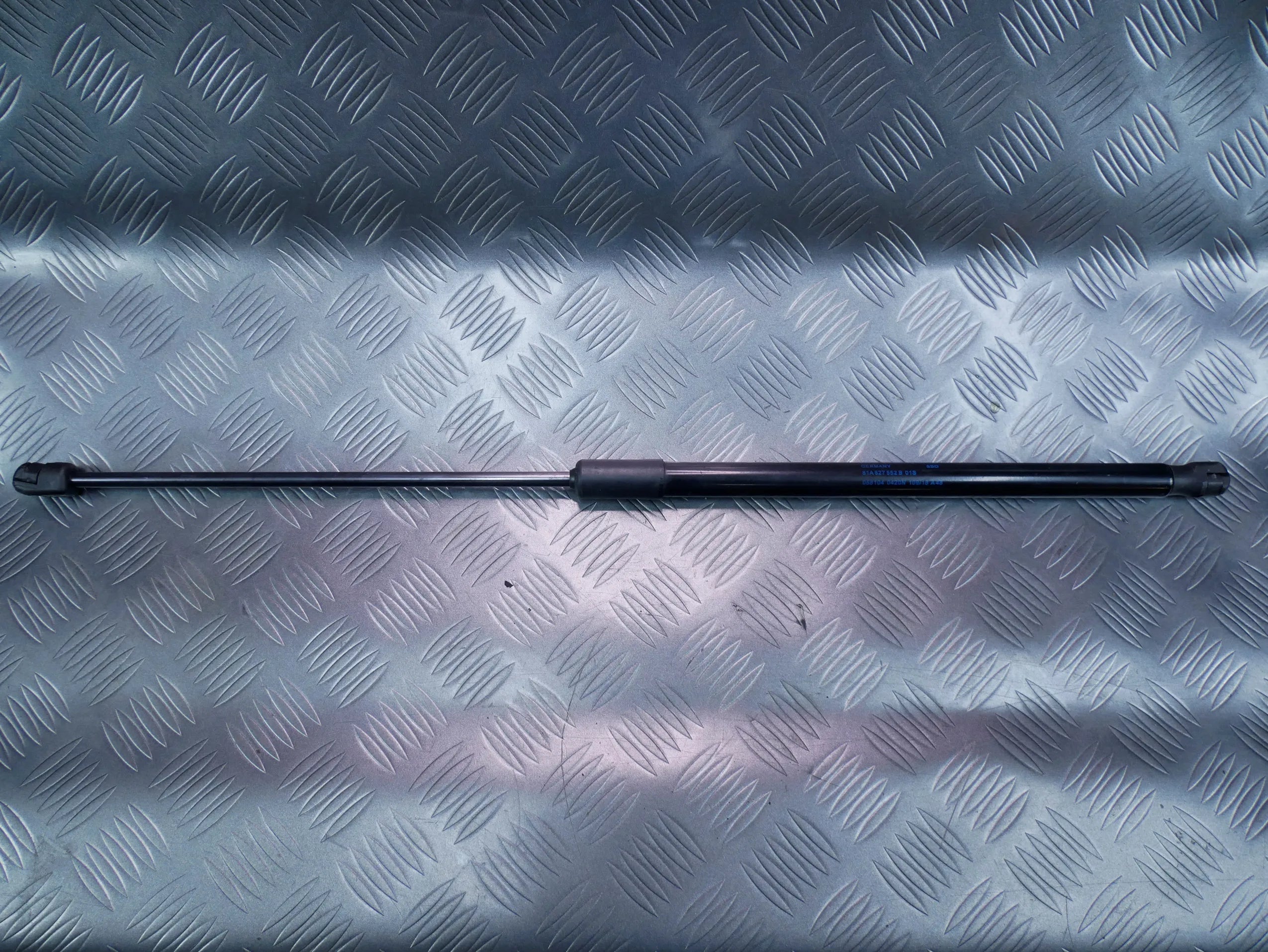 Siłownik klapy bagażnika 81A827552B AUDI Q2 81A
