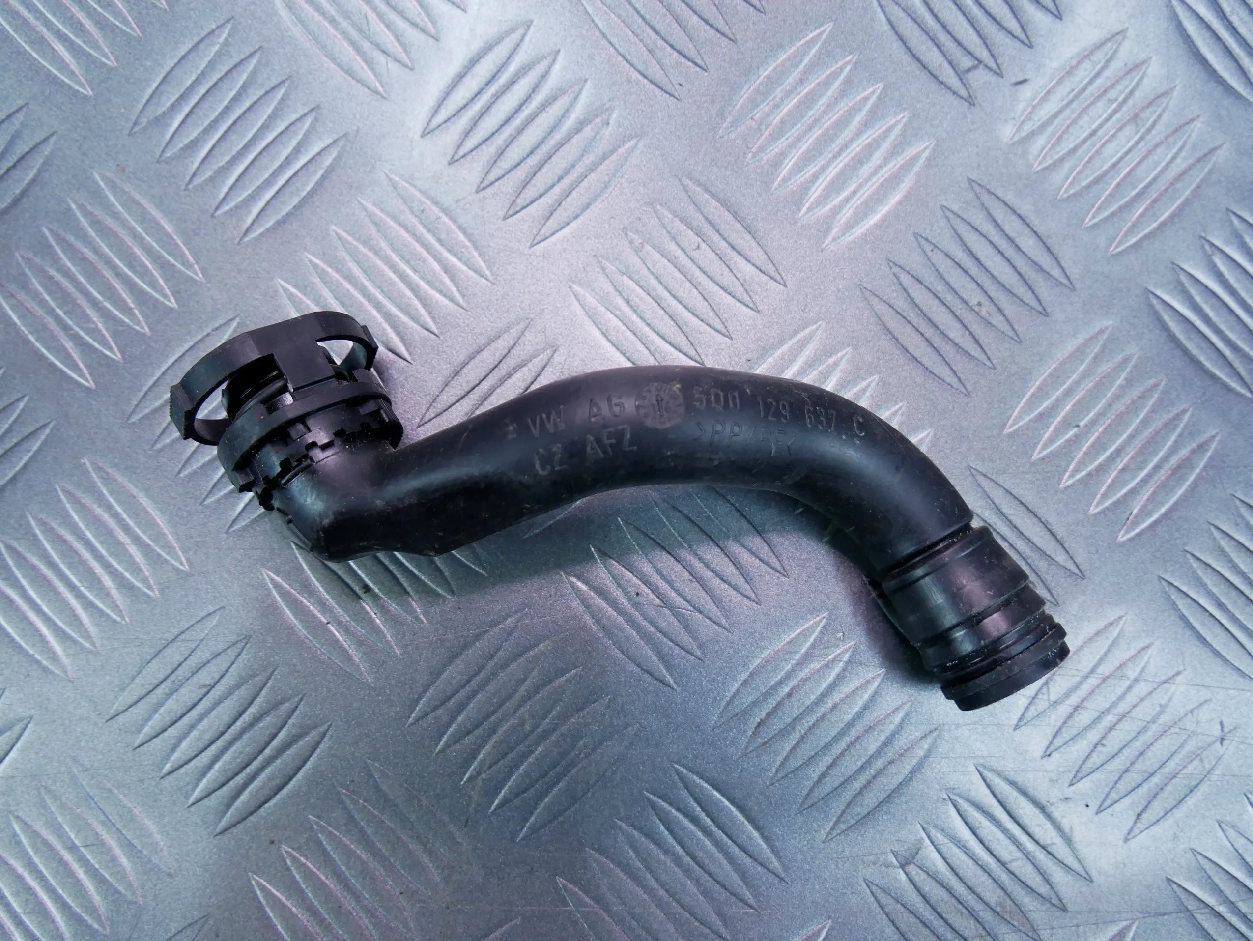 Rurka przewód odpływowy 5Q0129637C AUDI Q2 81A