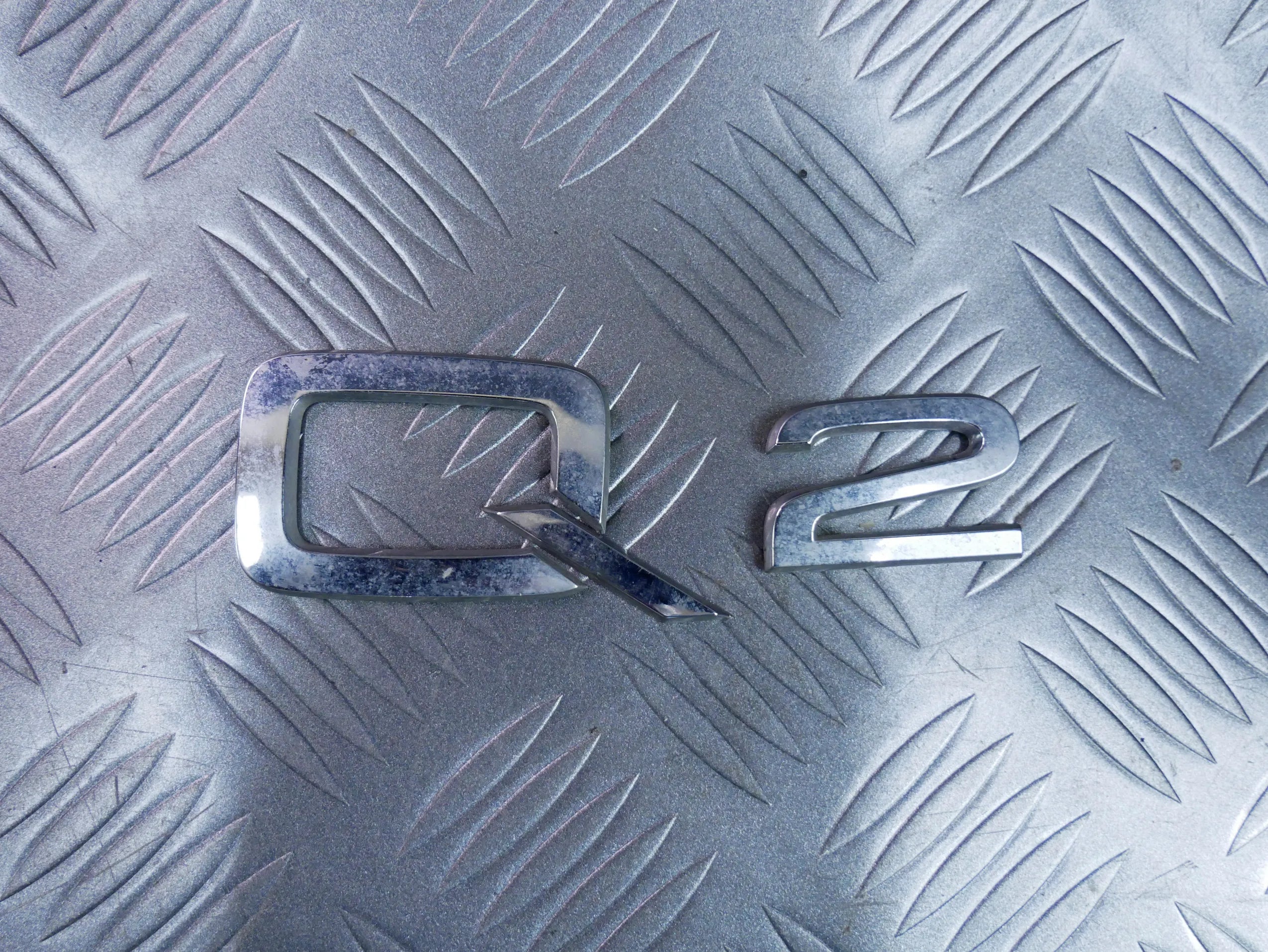 Oryginalne logo znaczek emblemat na klapę AUDI Q2 81A